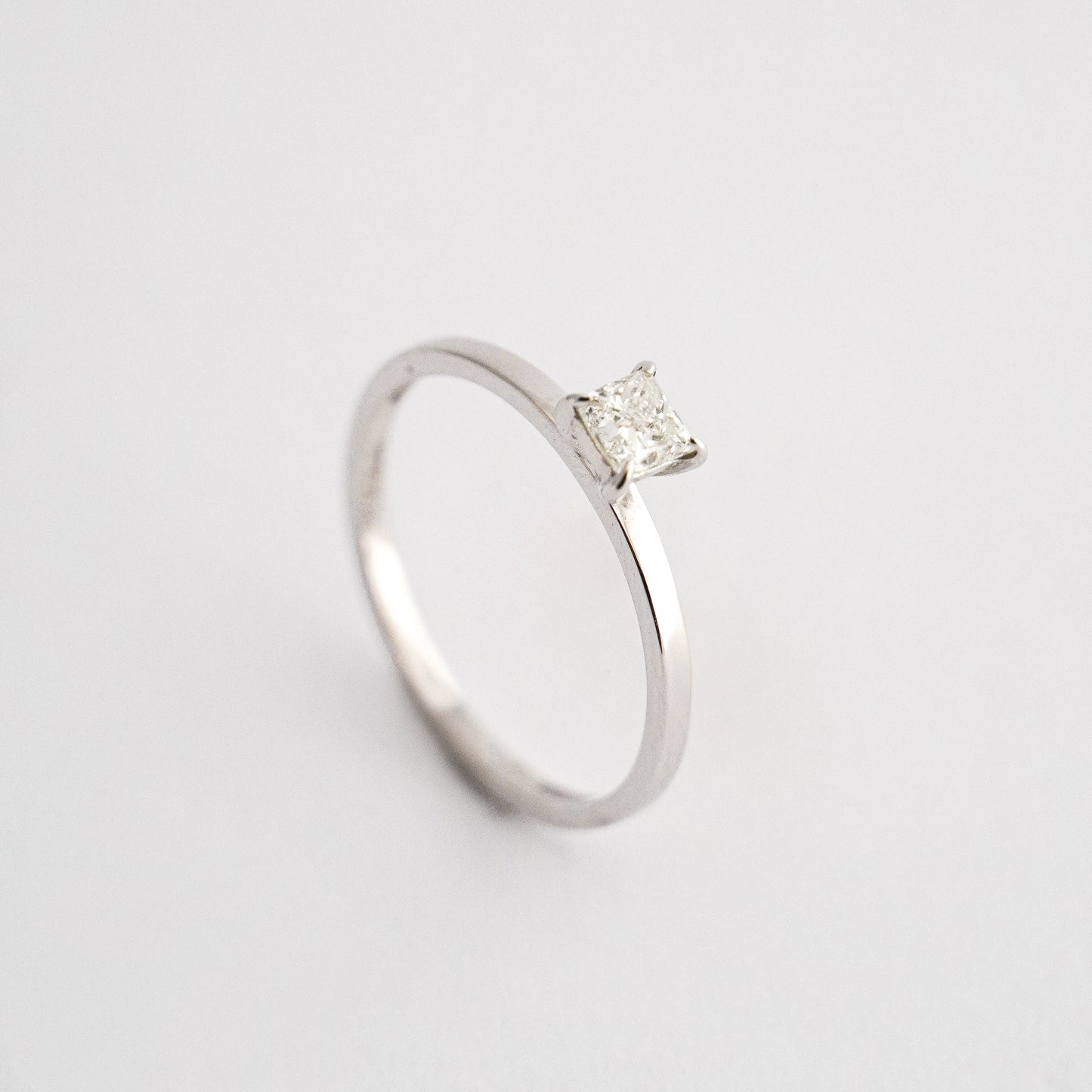 Anillo de compromiso corte princesa diamante GIA 0.30 pts Oro blanco 18k