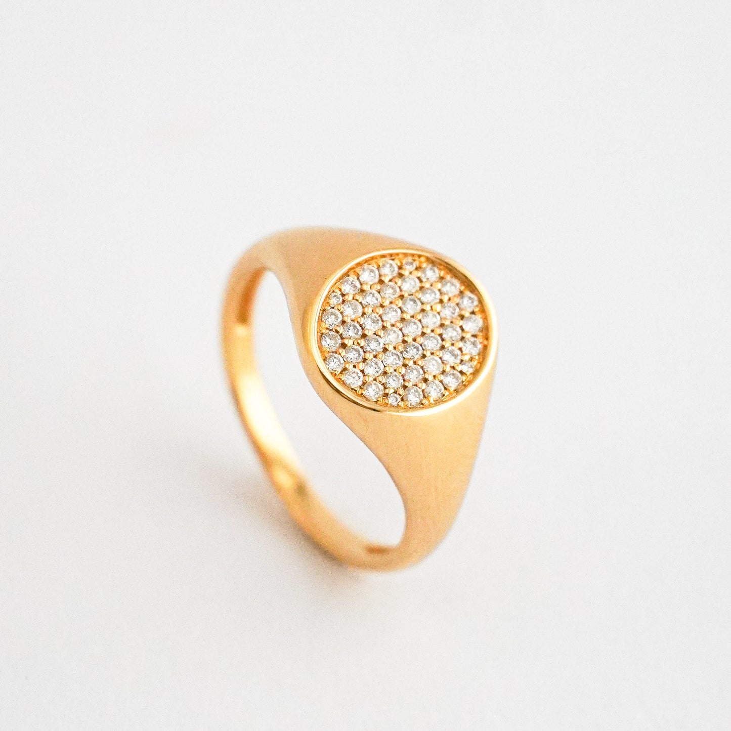 Anillo chevalier Oval con diamantes naturales Oro18k