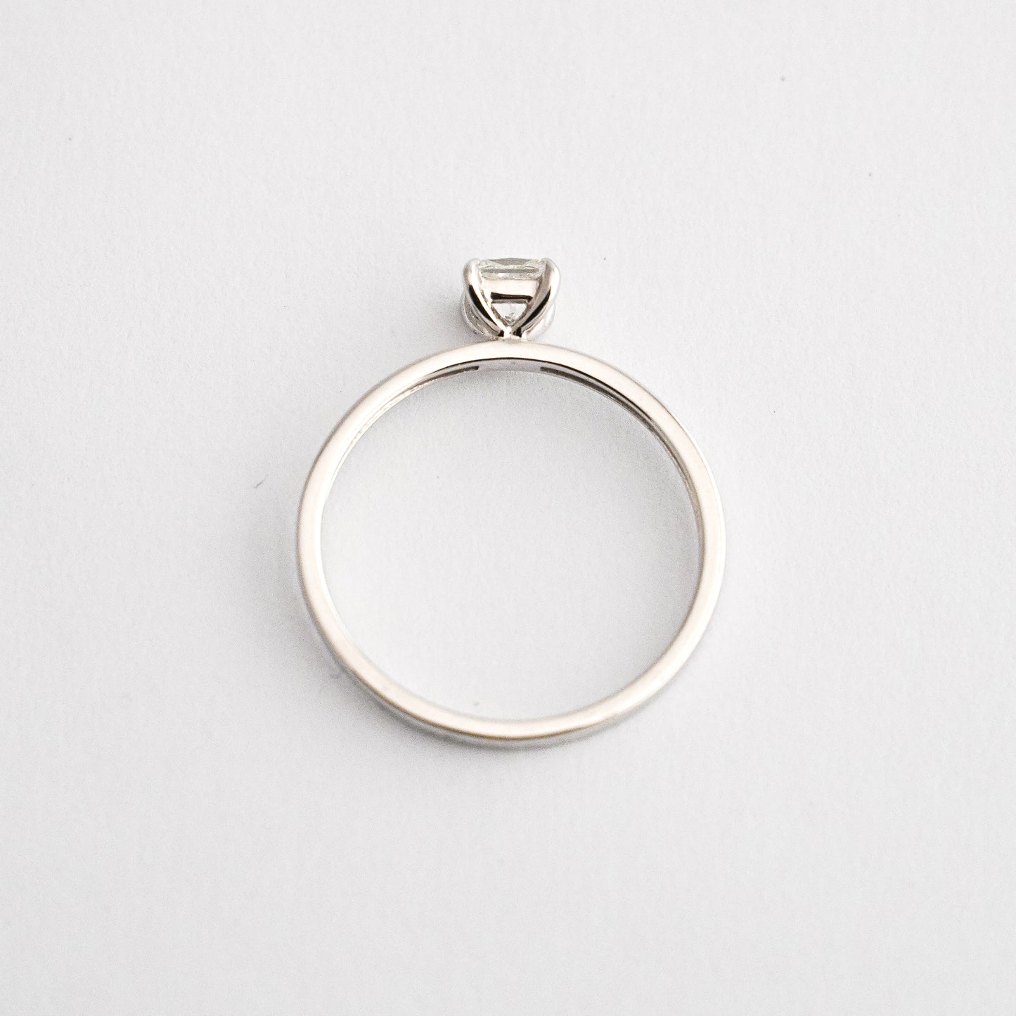 Anillo de compromiso corte princesa diamante GIA 0.30 pts Oro blanco 18k