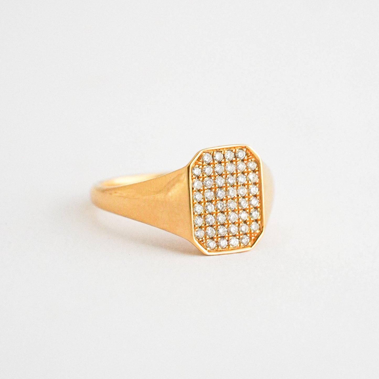 Anillo chevalier emerald con diamantes naturales Oro18k