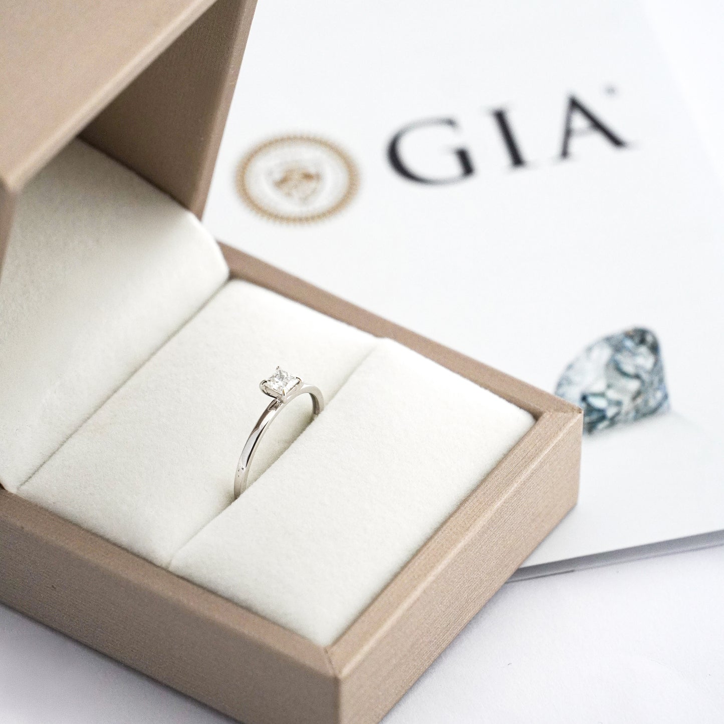 Anillo de compromiso corte princesa diamante GIA 0.30 pts Oro blanco 18k