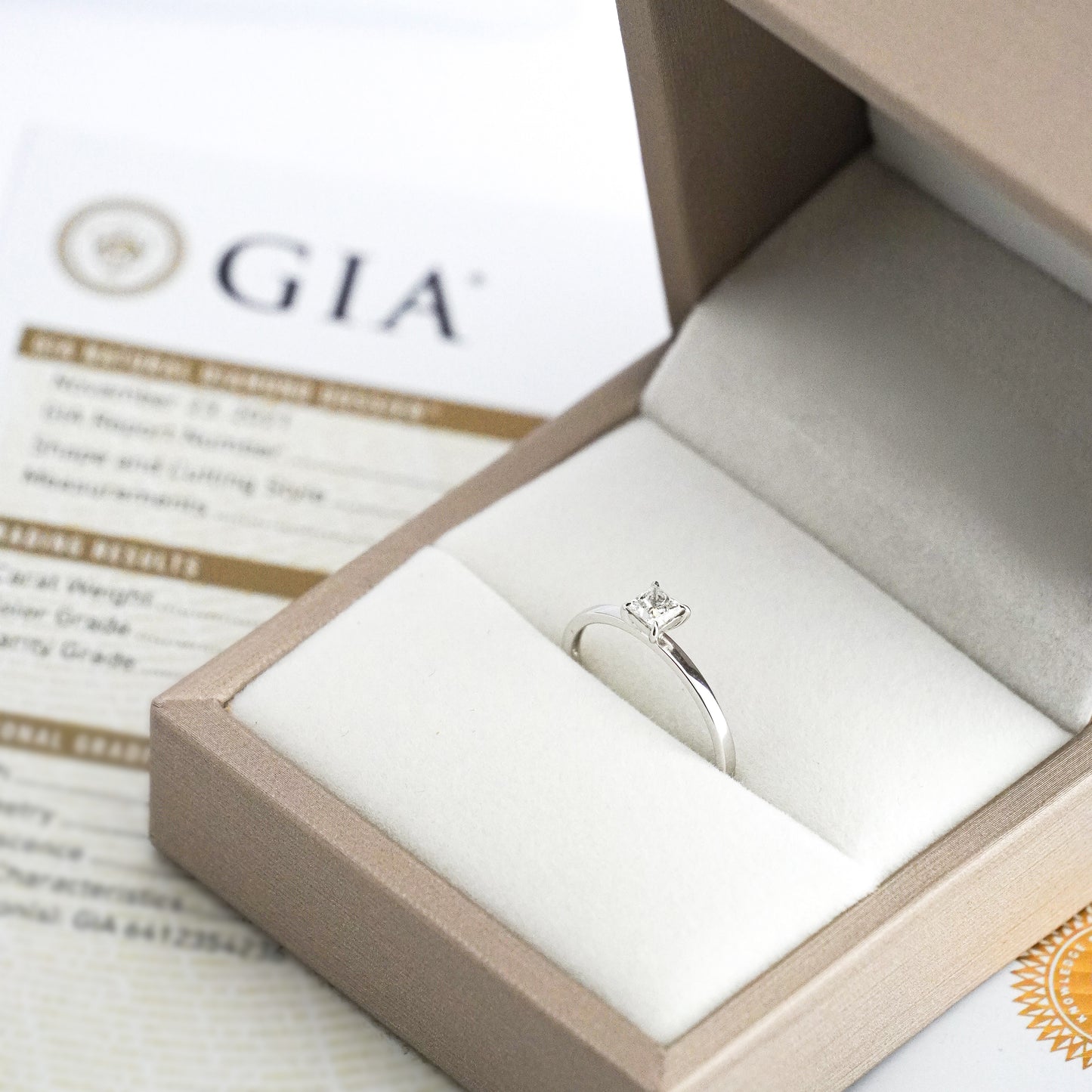 Anillo de compromiso corte princesa diamante GIA 0.30 pts Oro blanco 18k