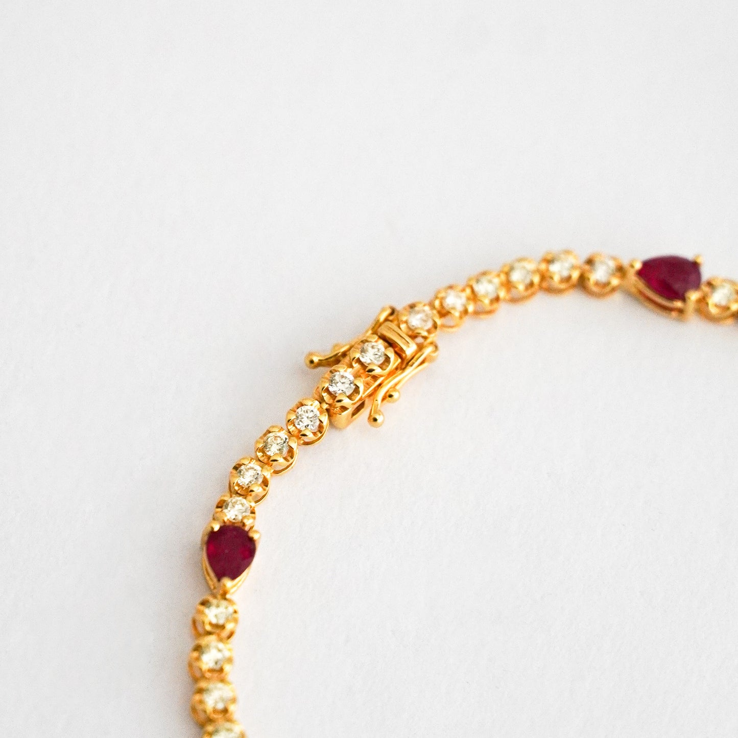Tenis Lyra con rubí y diamantes naturales en oro 18k