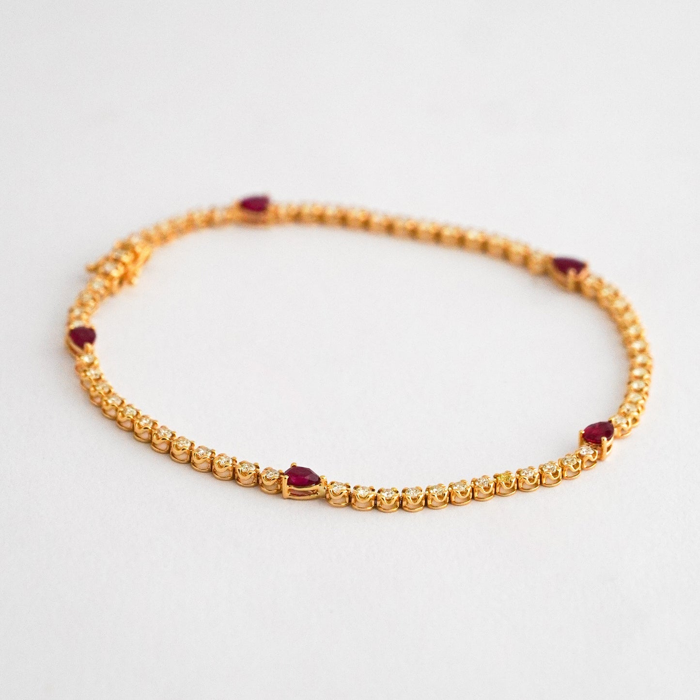 Tenis Lyra con rubí y diamantes naturales en oro 18k
