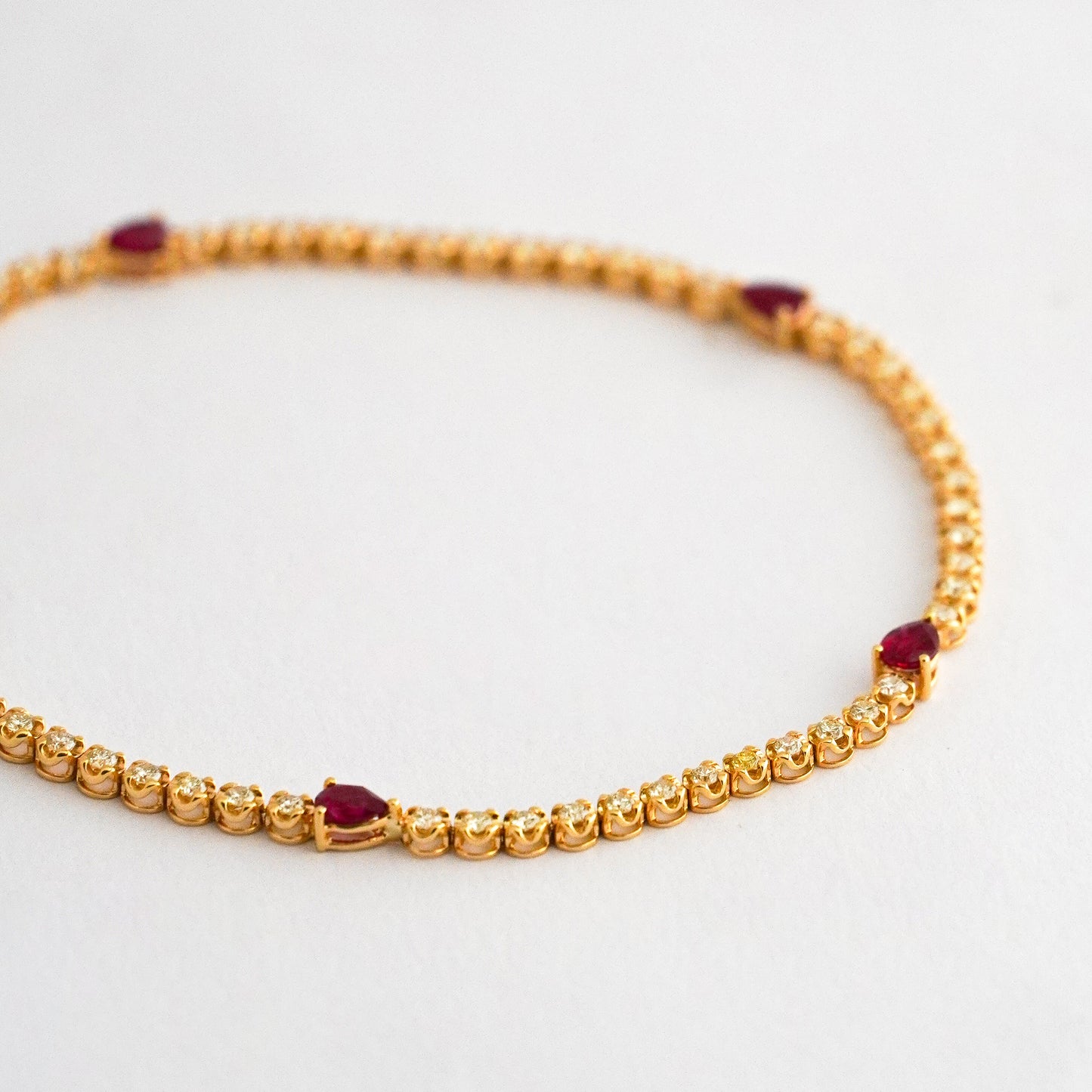 Tenis Lyra con rubí y diamantes naturales en oro 18k