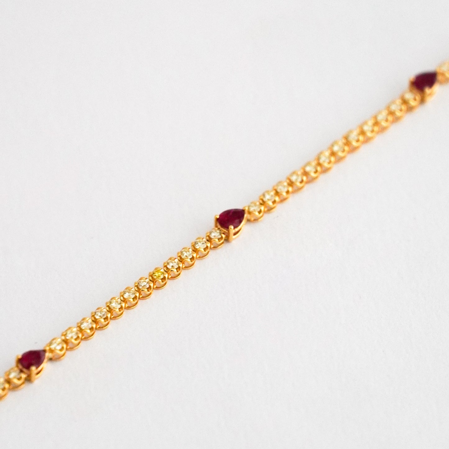 Tenis Lyra con rubí y diamantes naturales en oro 18k