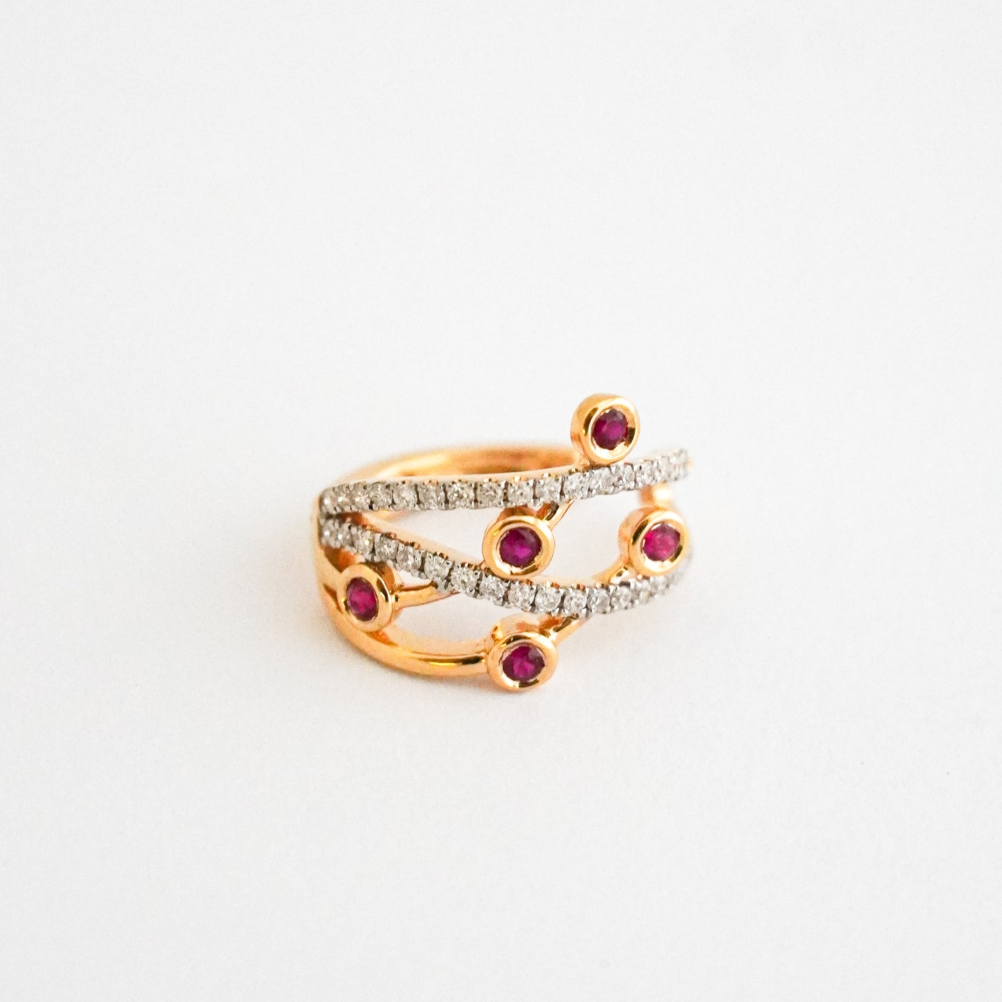 Ear cuff bicelado con rubíes y diamantes en Oro18k