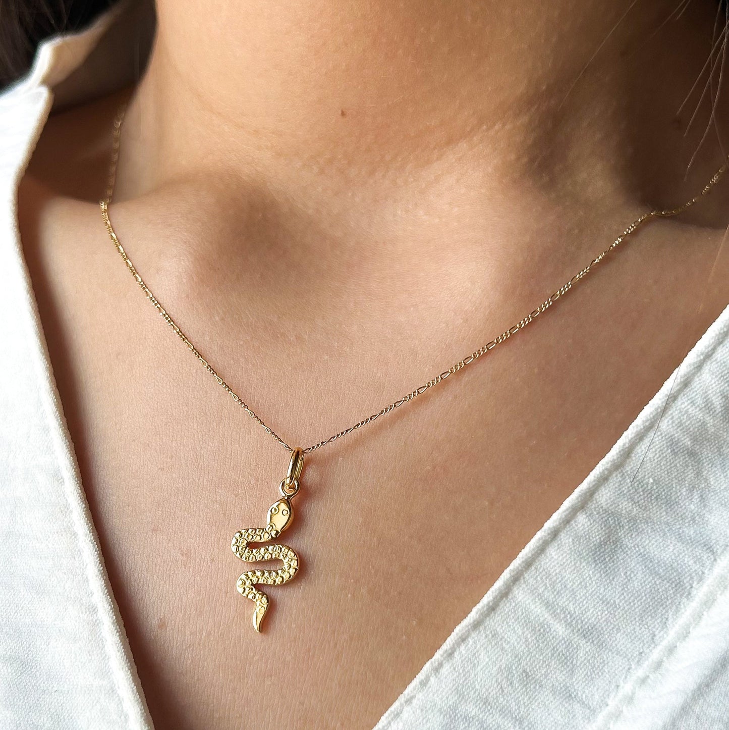 Dije de serpiente tramado en Oro18k