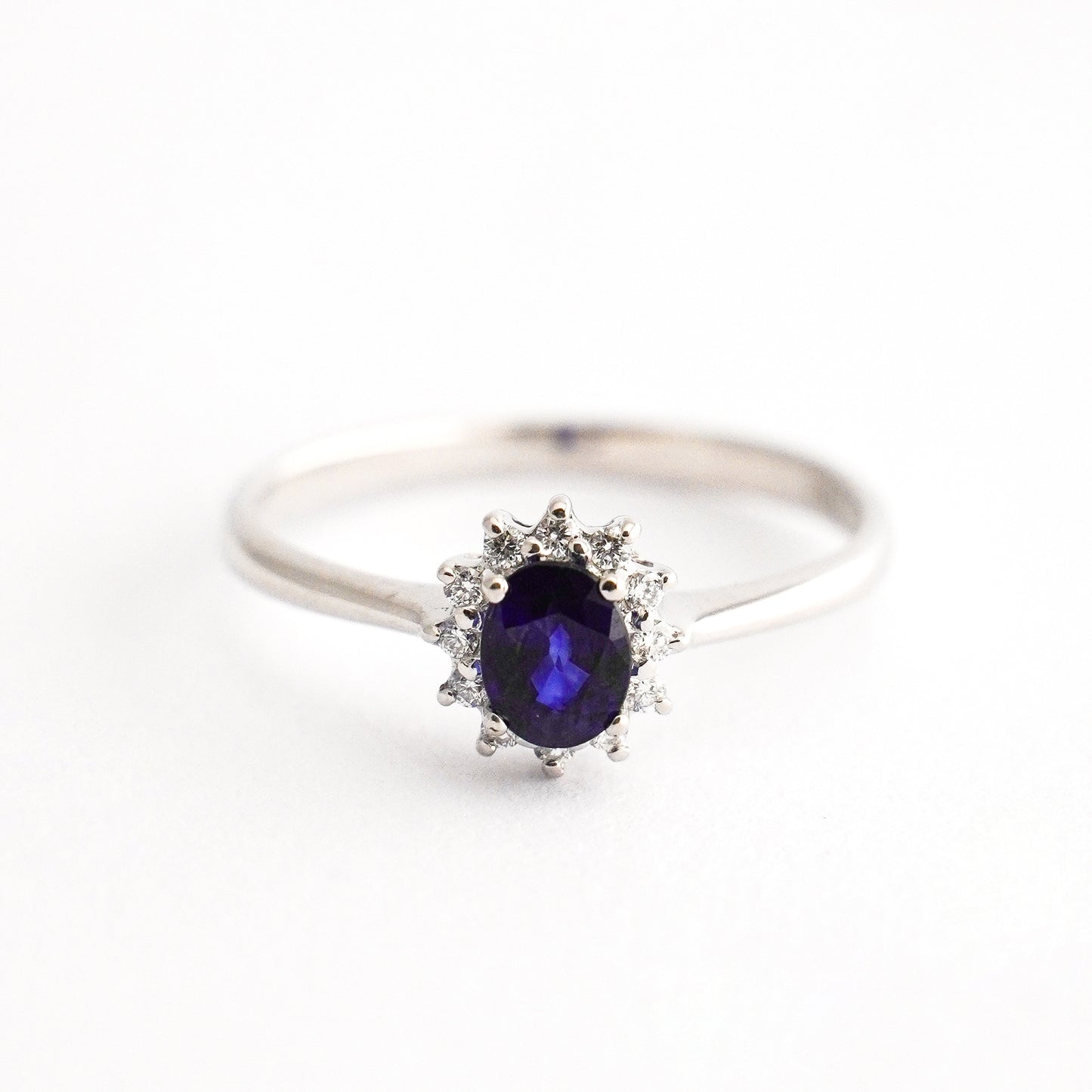 Anillo brillo imperial con zafiro y diamantes naturales en Oro18k blanco