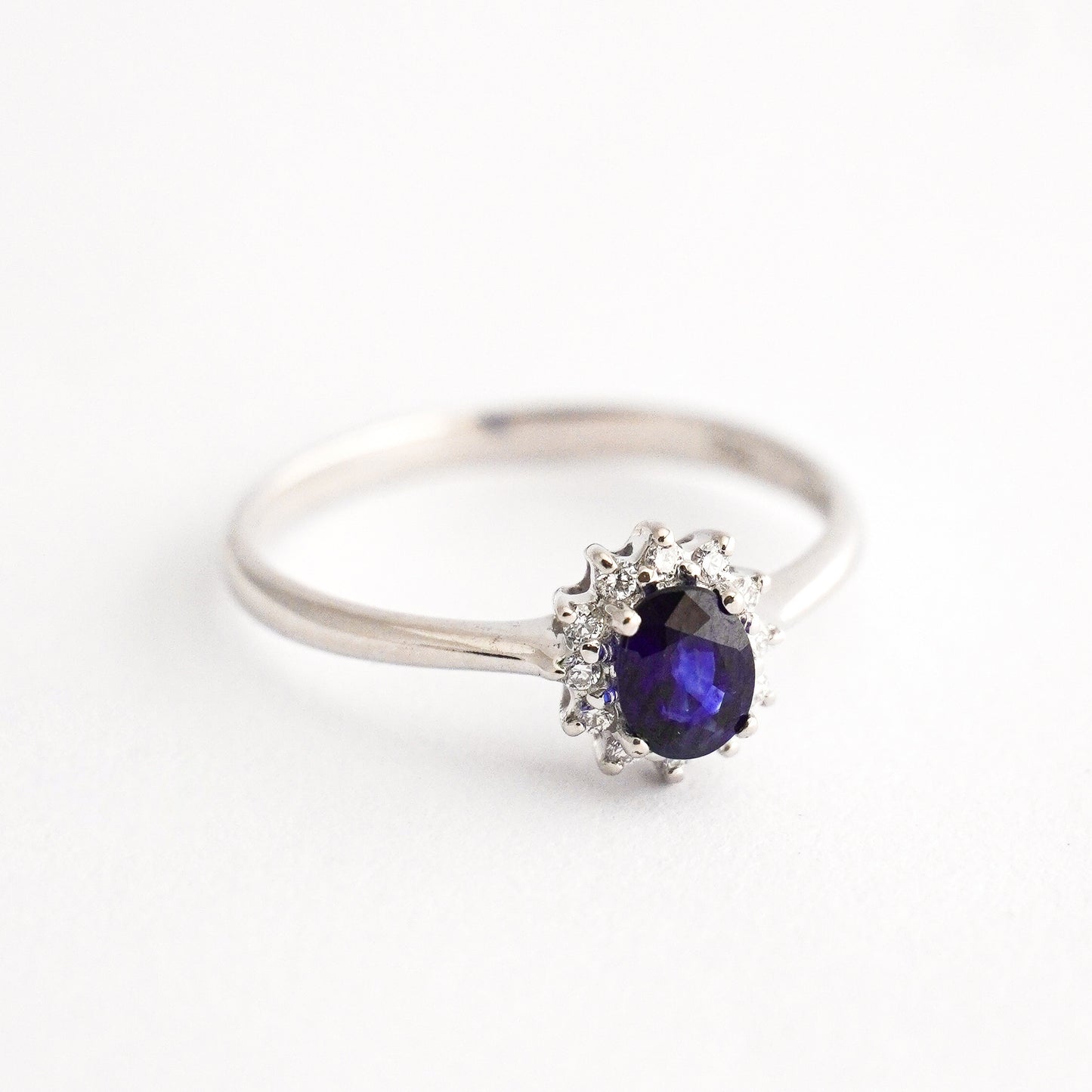 Anillo brillo imperial con zafiro y diamantes naturales en Oro18k blanco