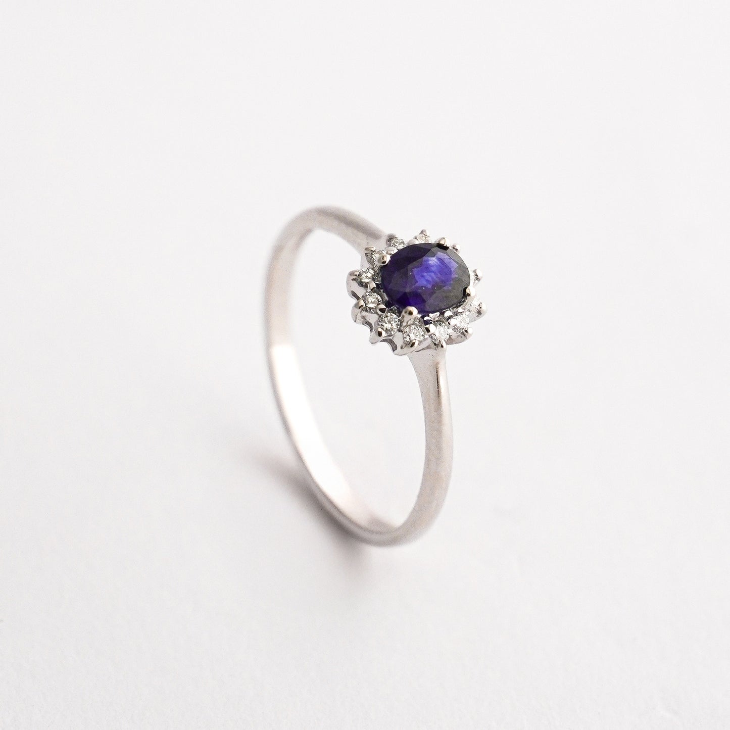 Anillo brillo imperial con zafiro y diamantes naturales en Oro18k blanco