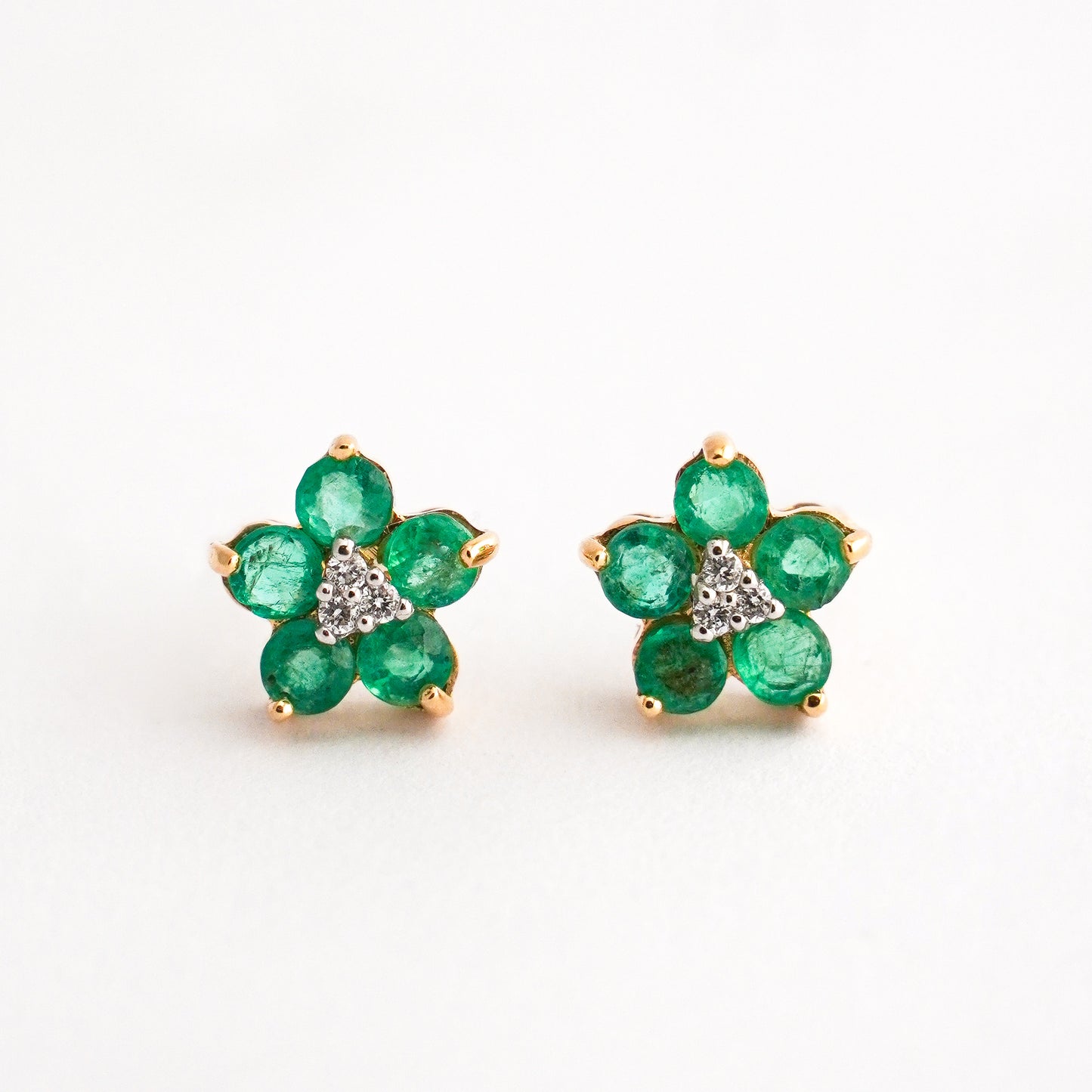 Aretes Roseta trina con esmeraldas en oro 18k