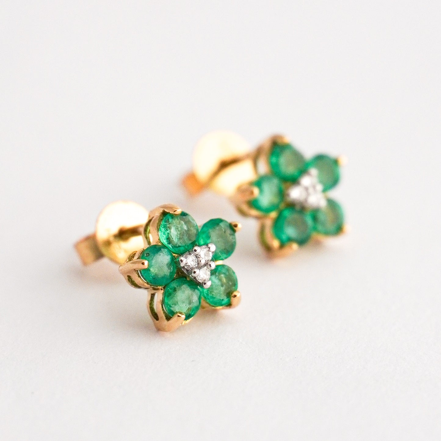 Aretes Roseta trina con esmeraldas en oro 18k