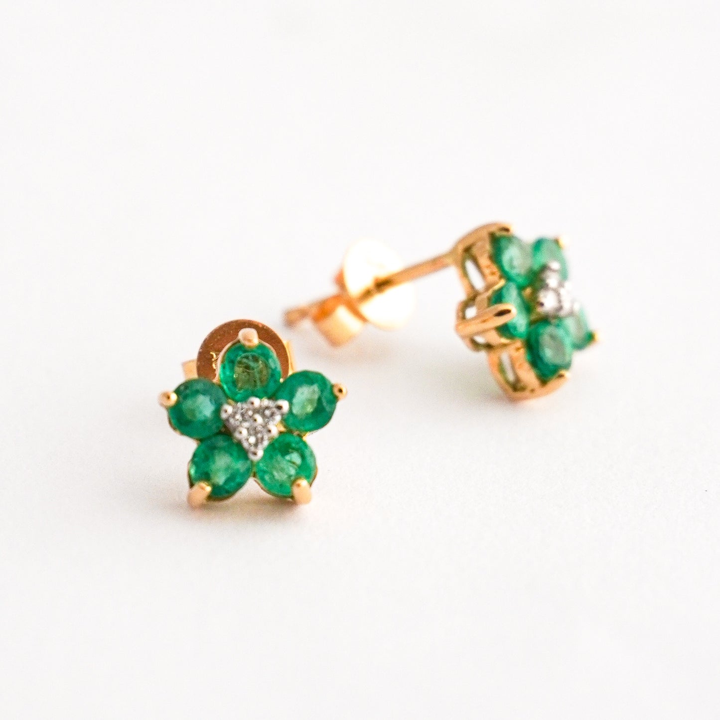 Aretes Roseta trina con esmeraldas en oro 18k