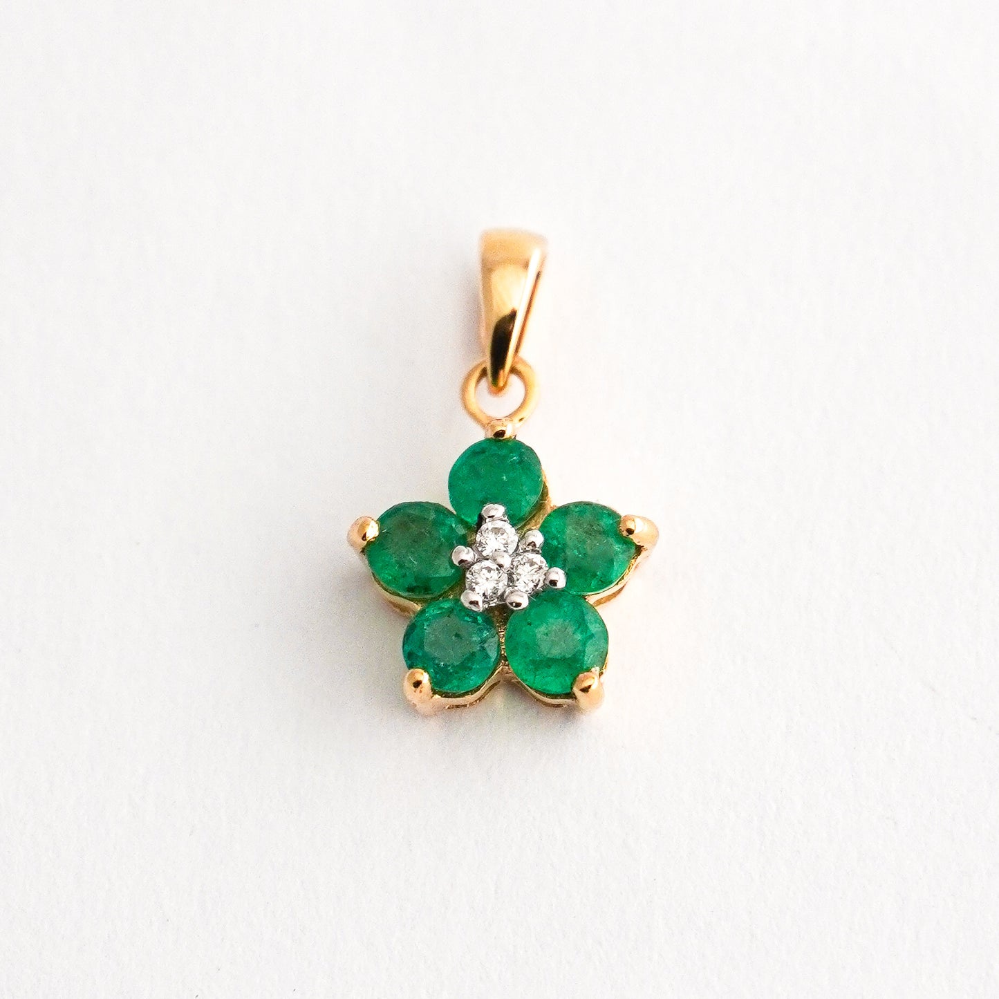 Dije Roseta trina con esmeraldas en oro 18k
