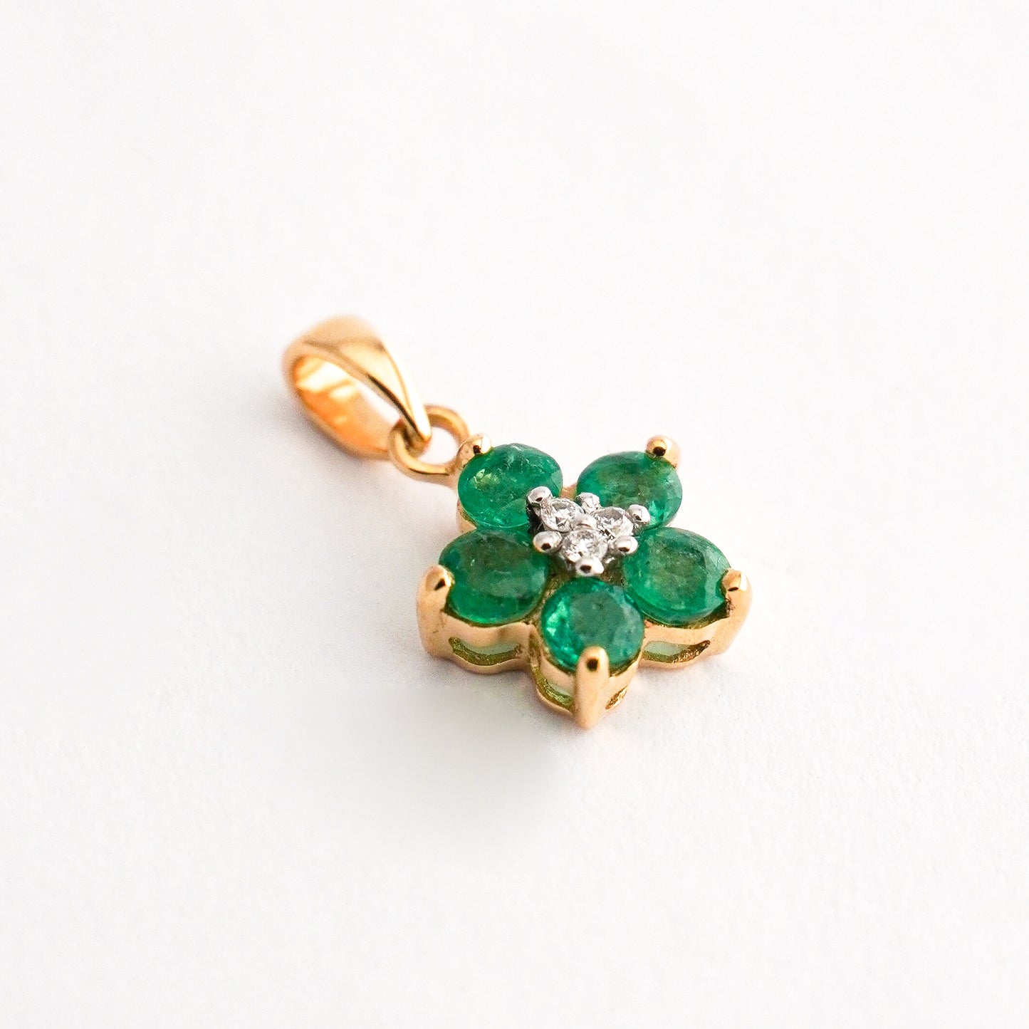 Dije Roseta trina con esmeraldas en oro 18k