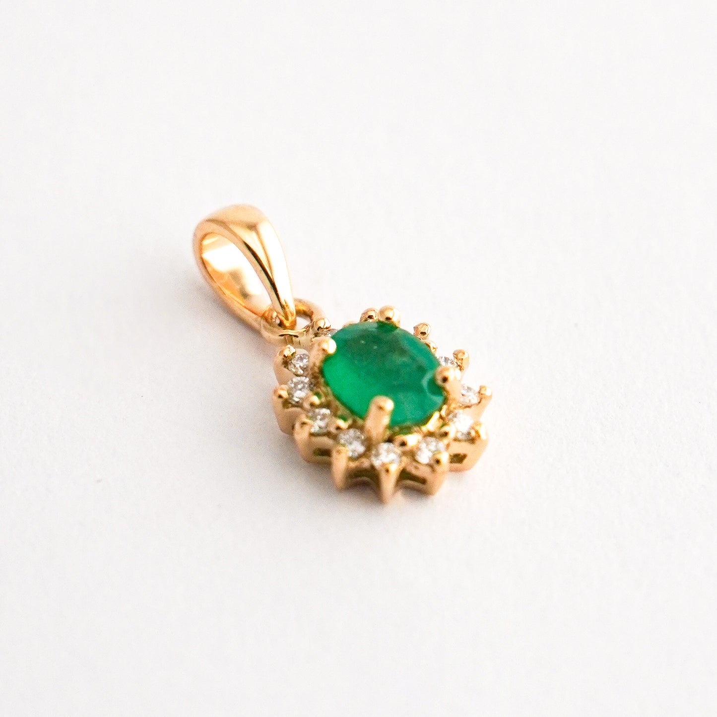 Dije brillo imperial con esmeralda y diamantes naturales en Oro18k