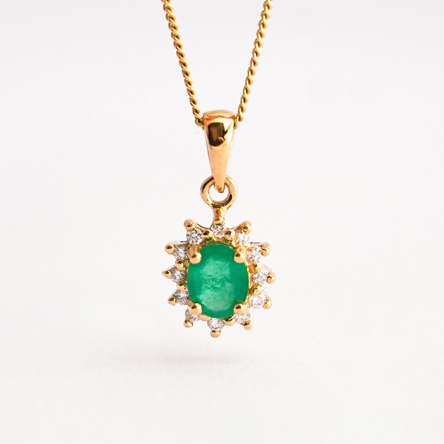 Dije brillo imperial con esmeralda y diamantes naturales en Oro18k