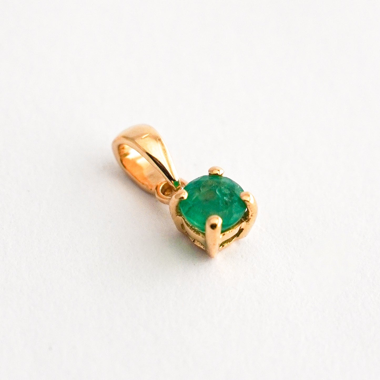 Dije punto de luz esmeralda en oro18k