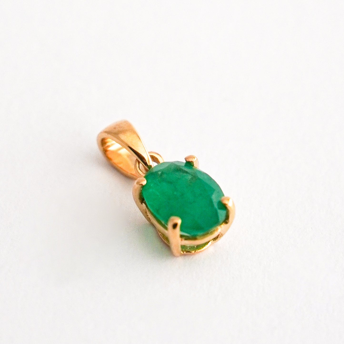 Dije punto de luz esmeralda oval en oro18k