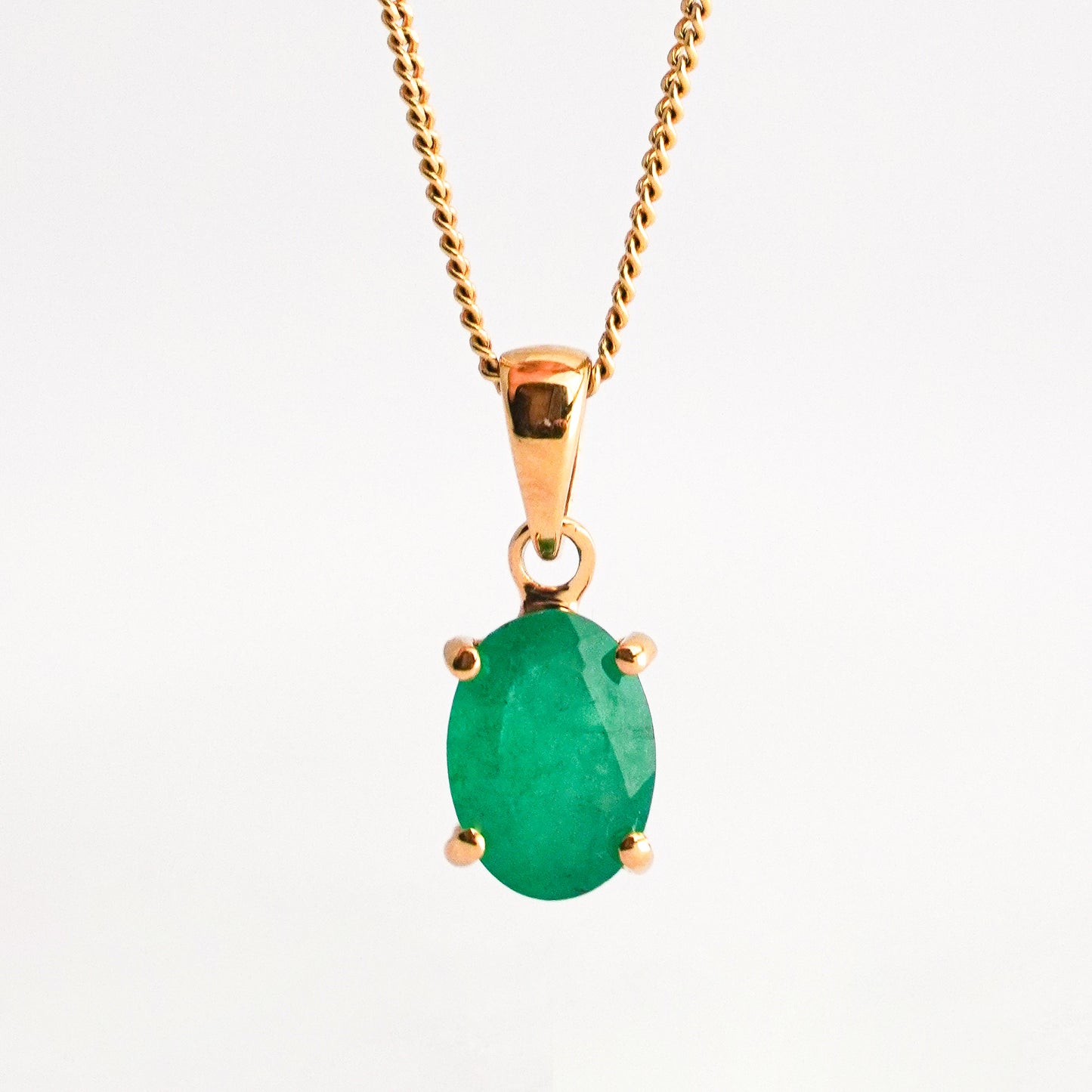 Dije punto de luz esmeralda oval en oro18k