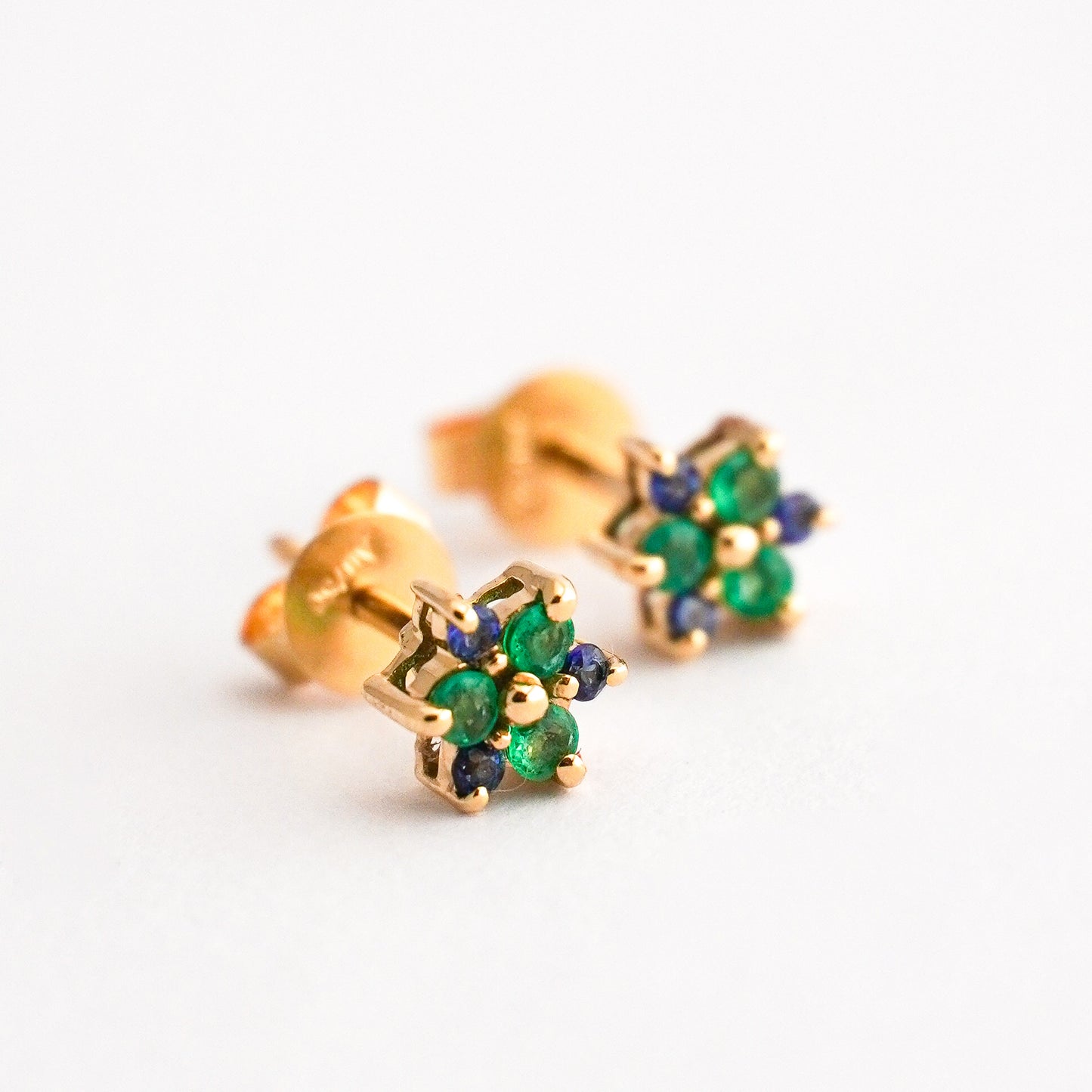 Aretes Esmeraldas Iridia con zafiros en oro 18k