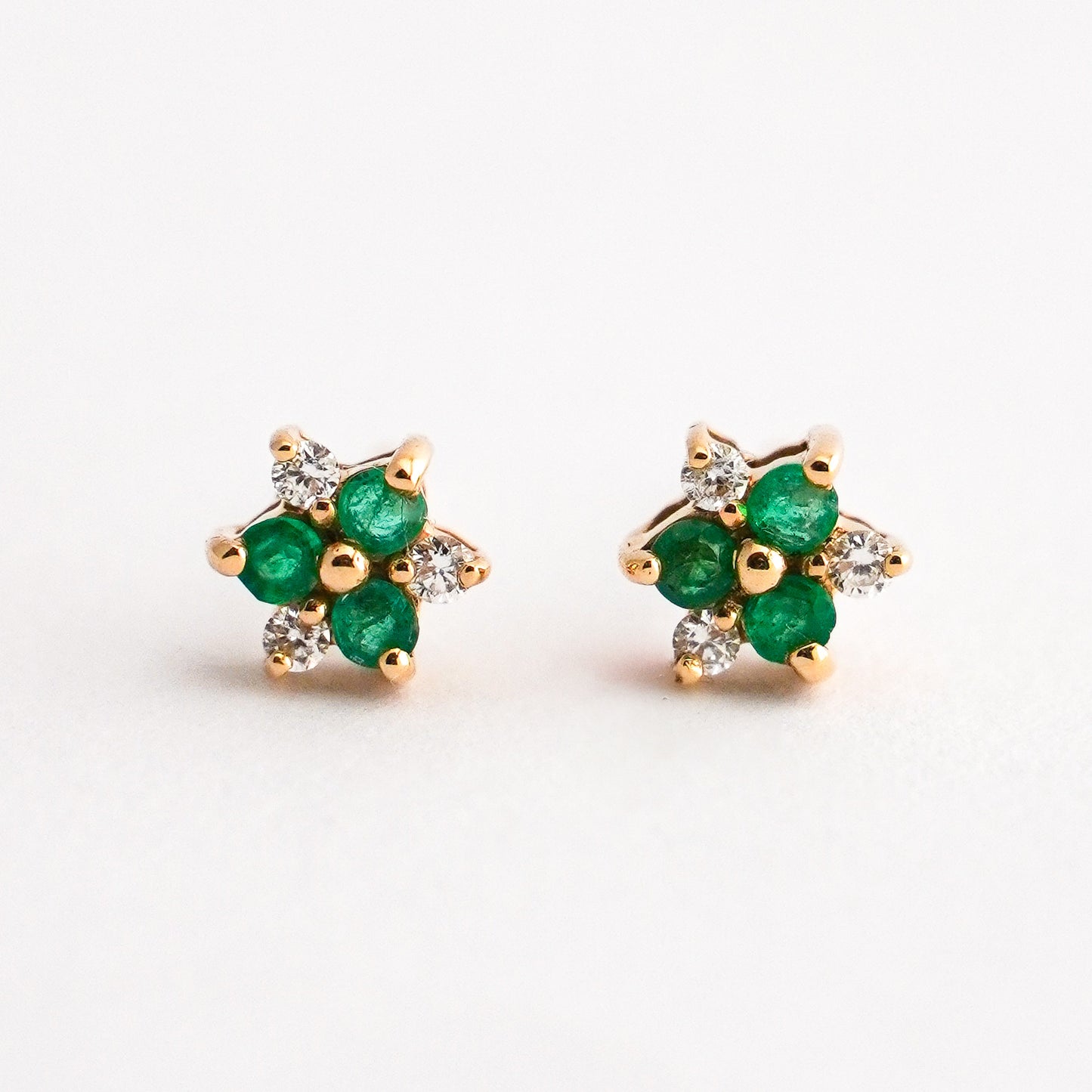 Aretes Iridia con esmeraldas y diamantes naturales en oro 18k amarillo