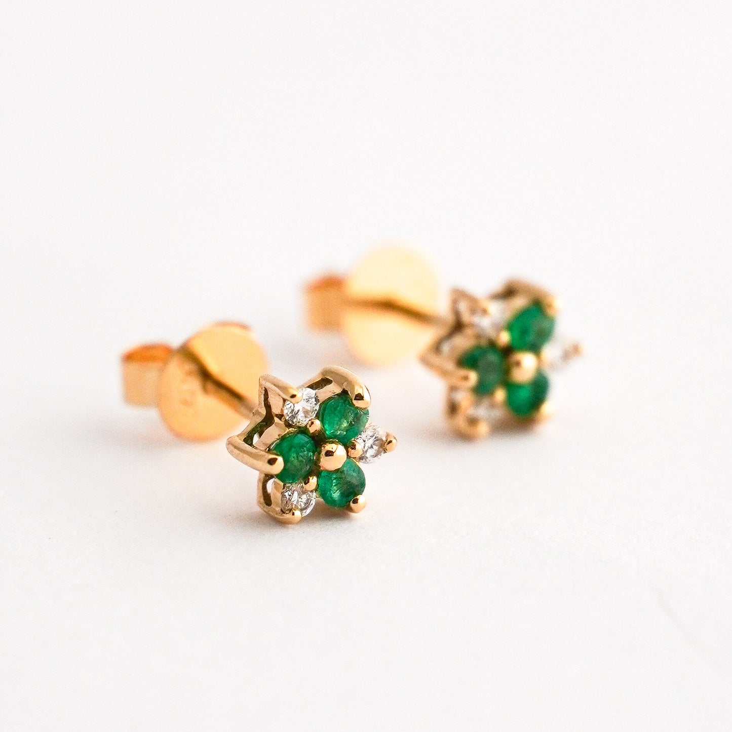 Aretes Iridia con esmeraldas y diamantes naturales en oro 18k amarillo