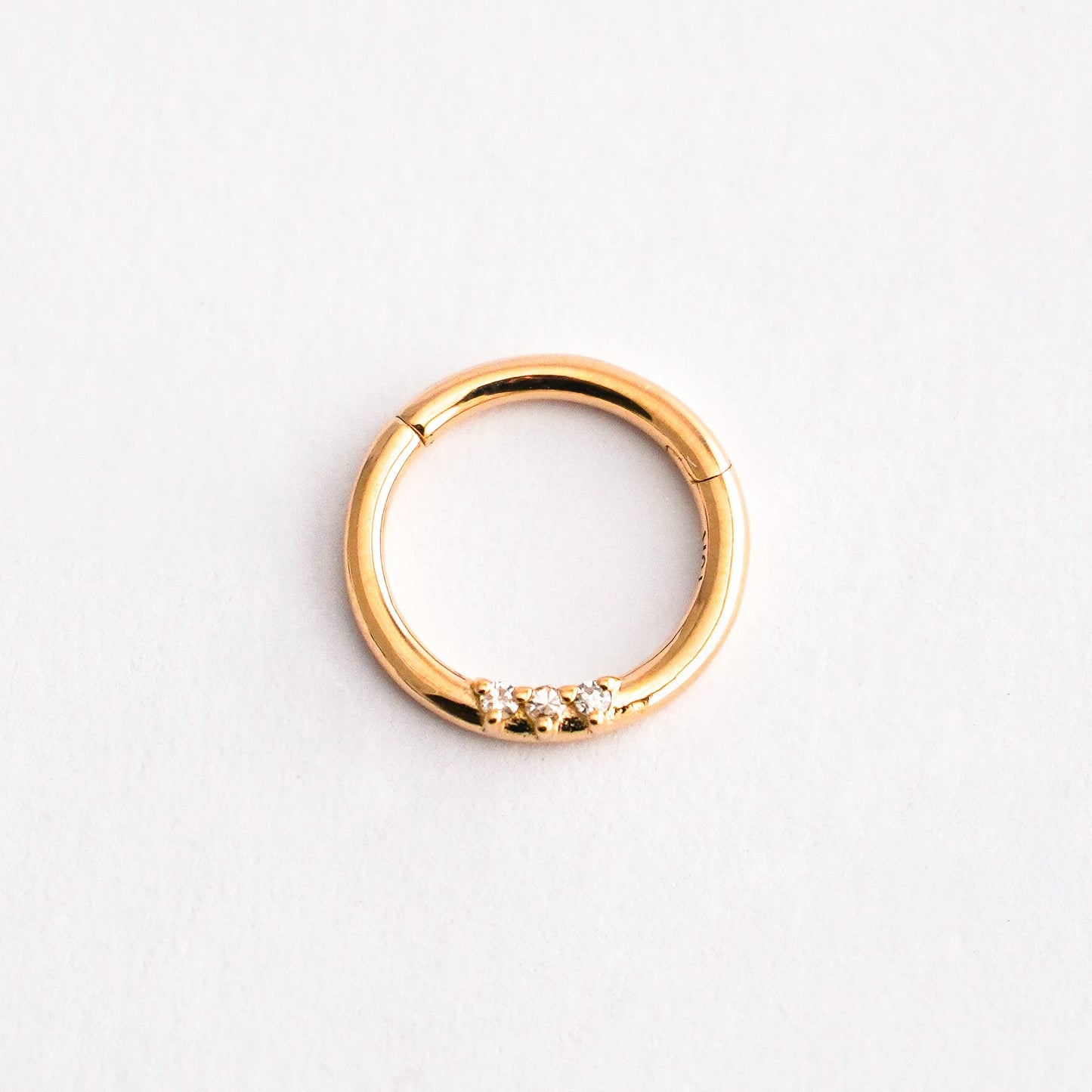 Clicker triglam en Oro18k Daith - Piercing