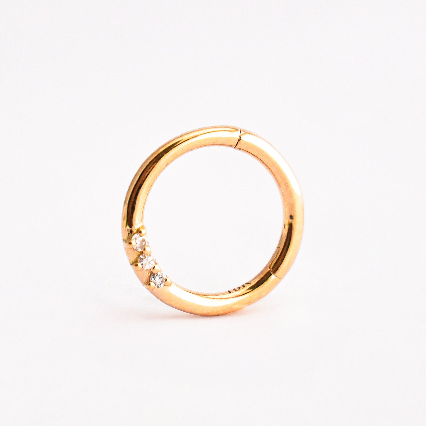 Clicker triglam en Oro18k Daith - Piercing