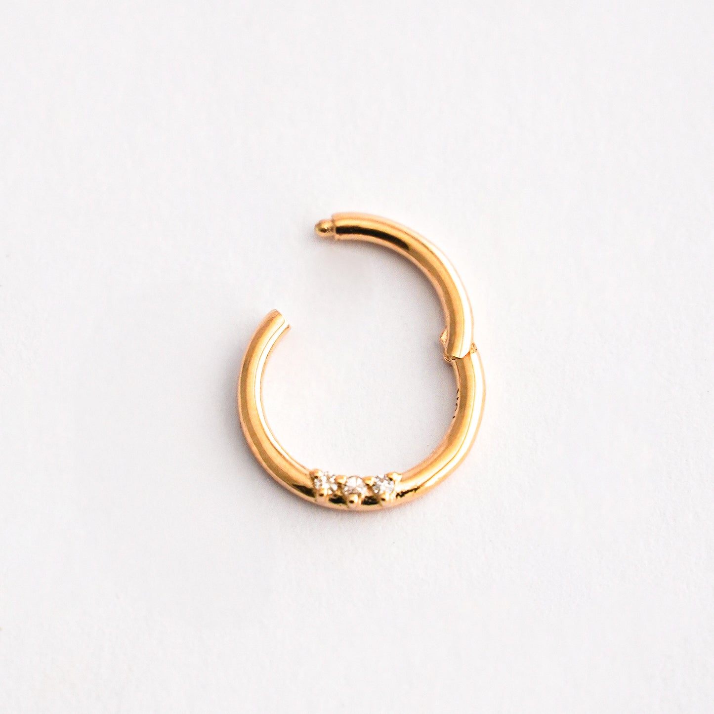 Clicker triglam en Oro18k Daith - Piercing