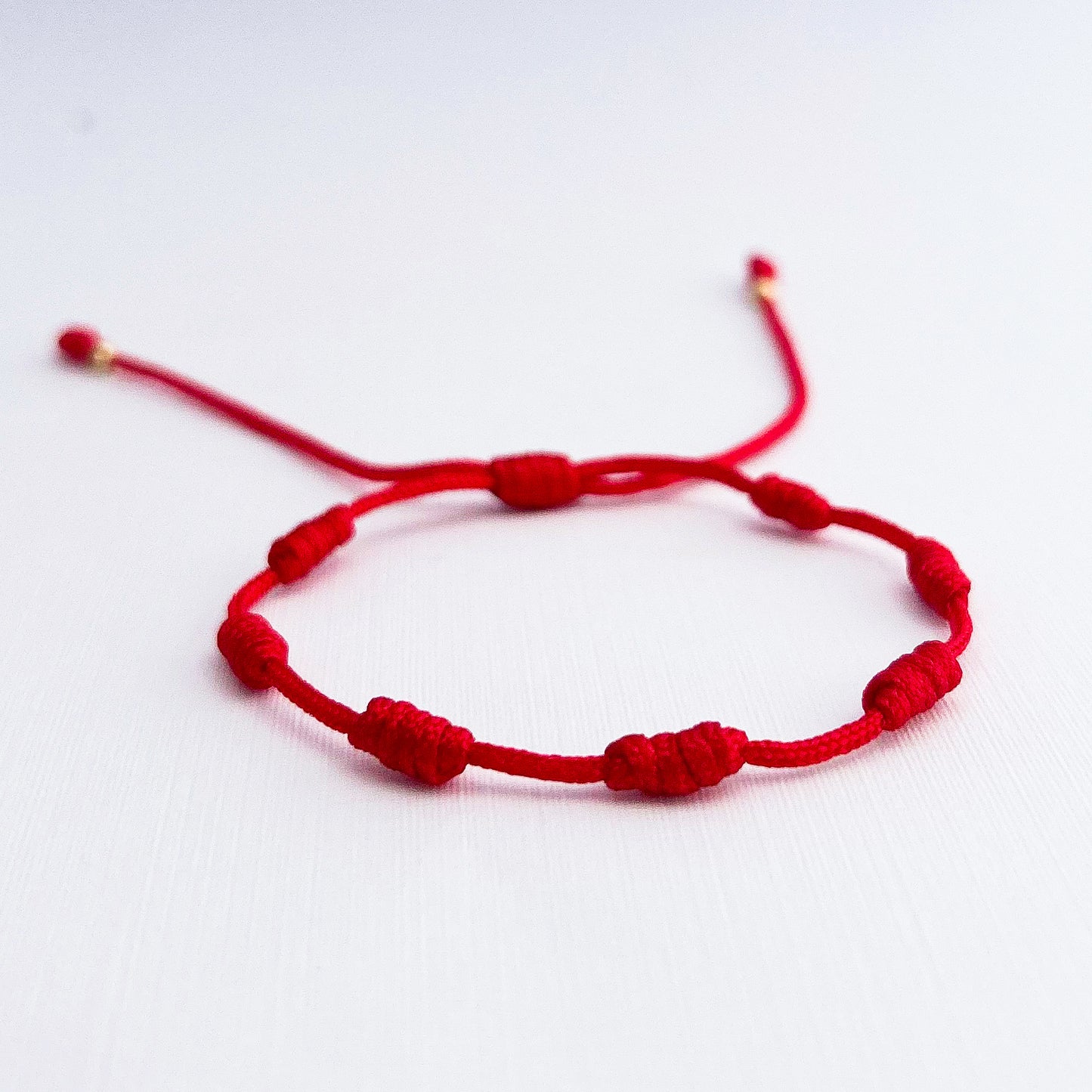 Pulsera en hilo rojo 7 nudos