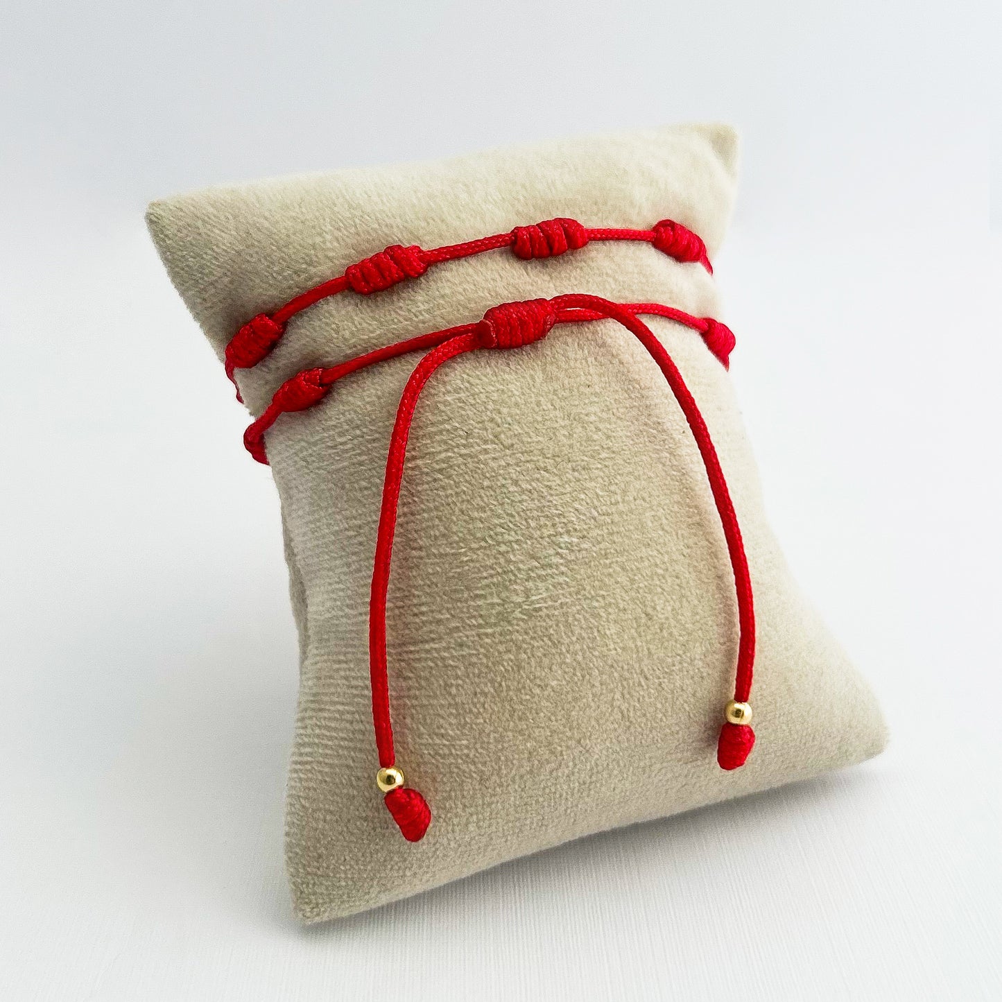 Pulsera en hilo rojo 7 nudos