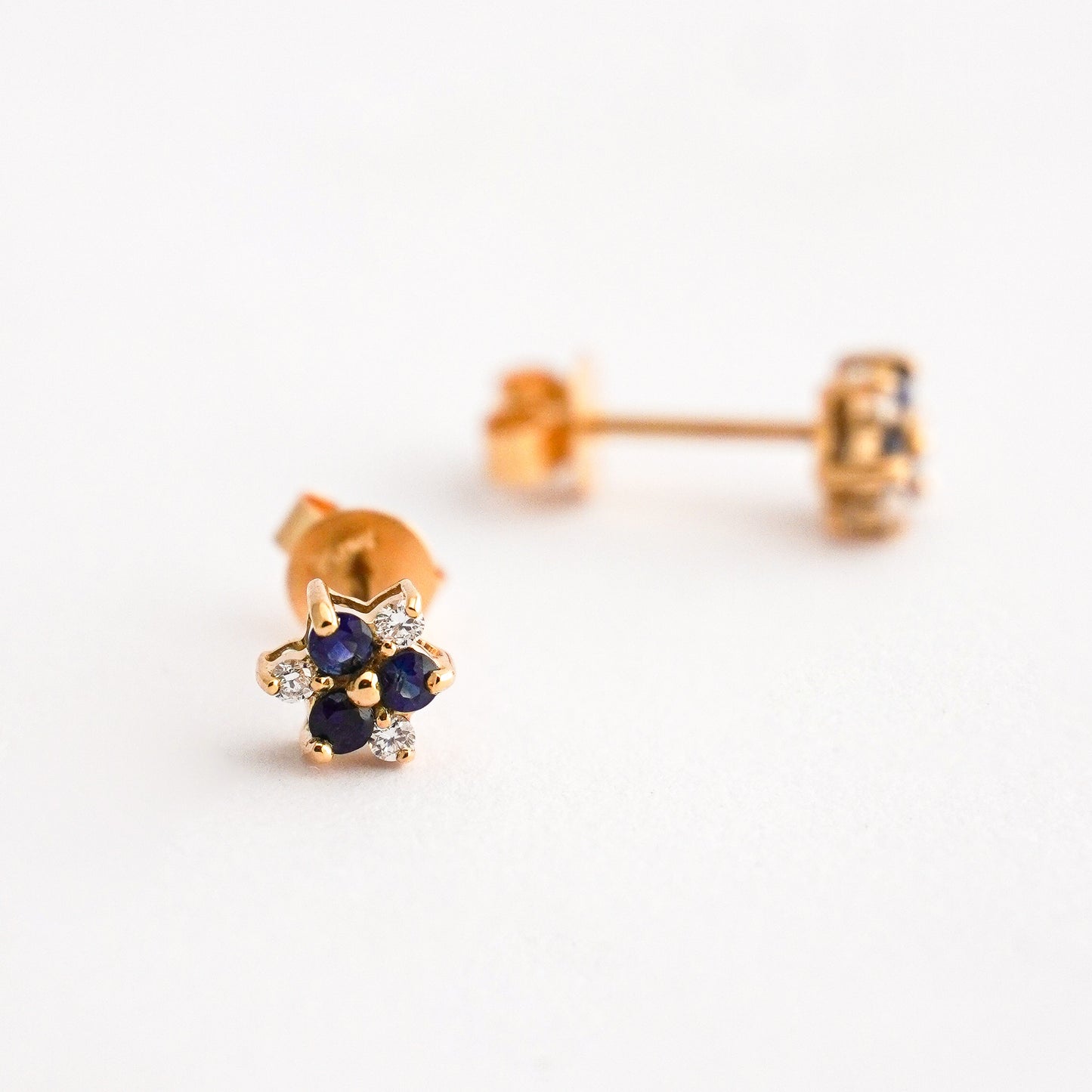 Aretes Iridia con zafiros y diamantes naturales en oro 18k amarillo