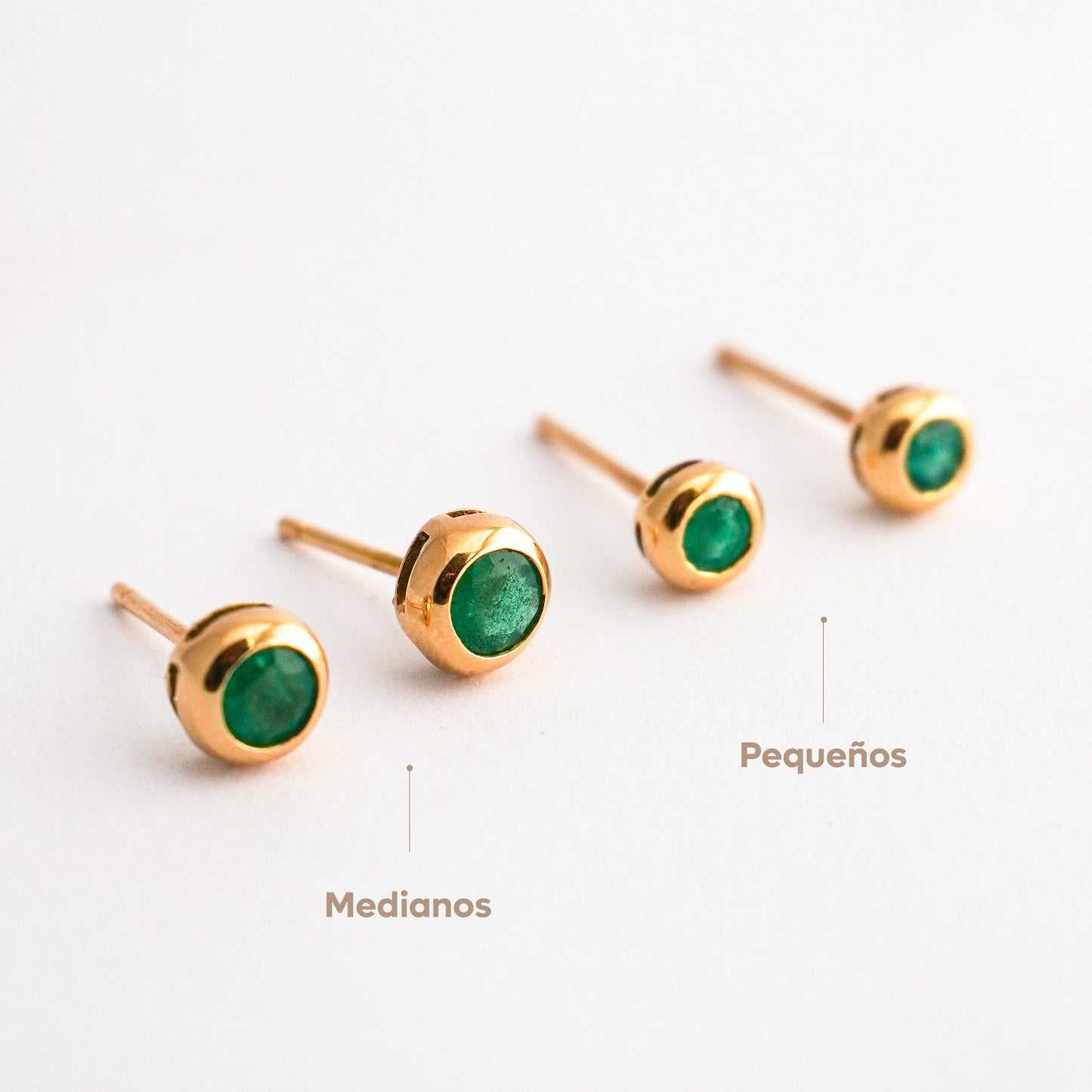Aretes Bicelados con esmeraldas en oro 18k