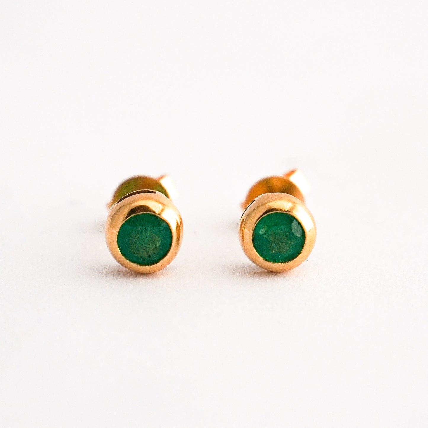 Aretes Bicelados con esmeraldas en oro 18k