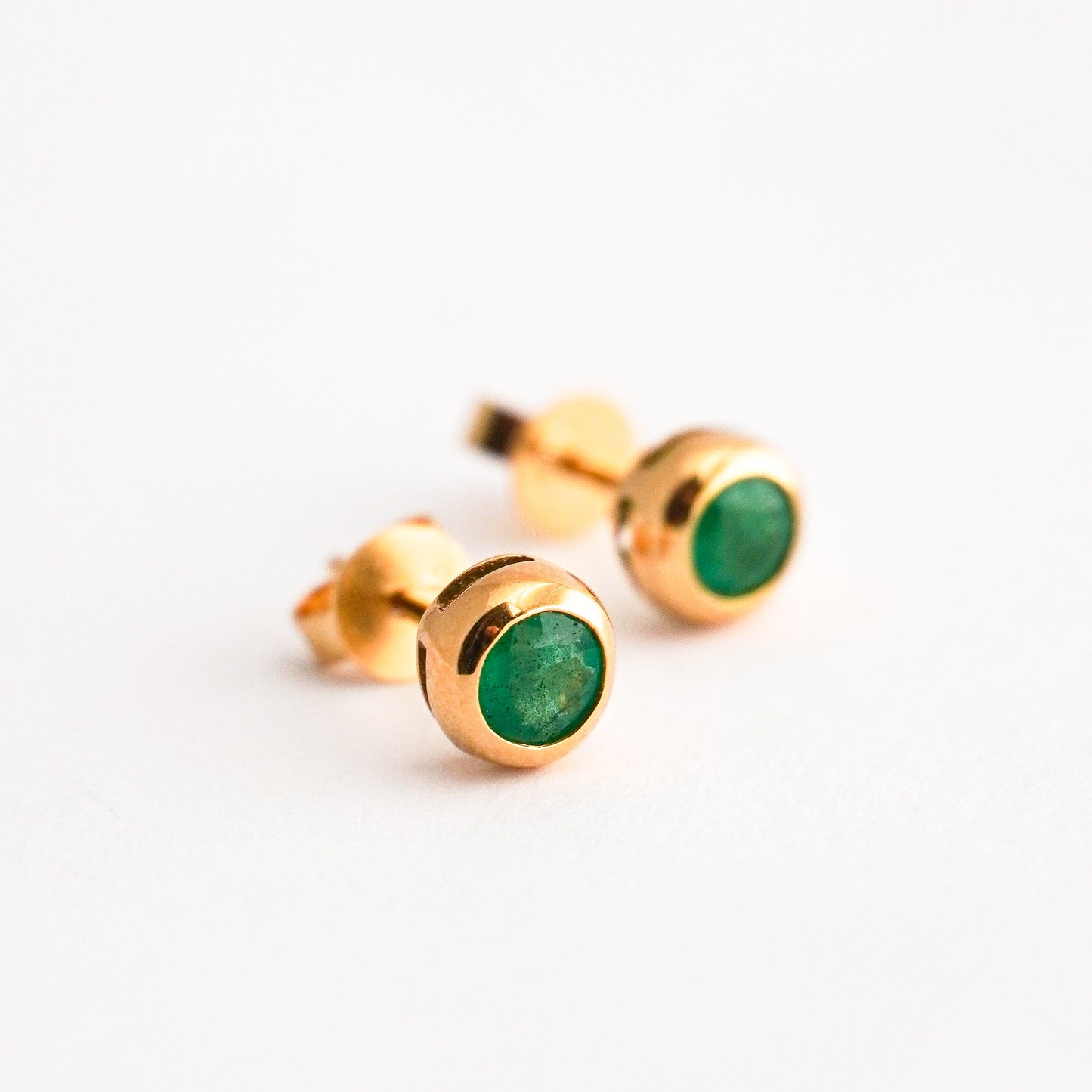 Aretes Bicelados con esmeraldas en oro 18k