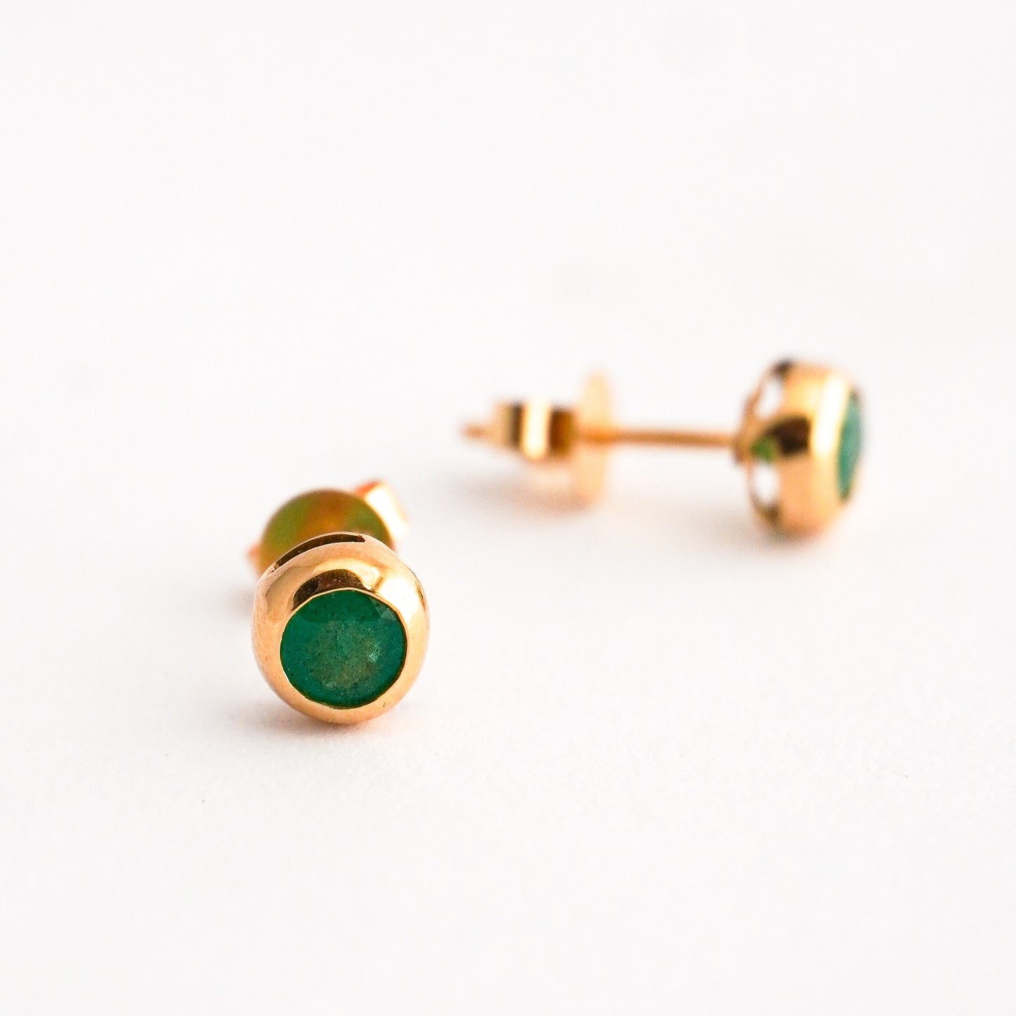 Aretes Bicelados con esmeraldas en oro 18k