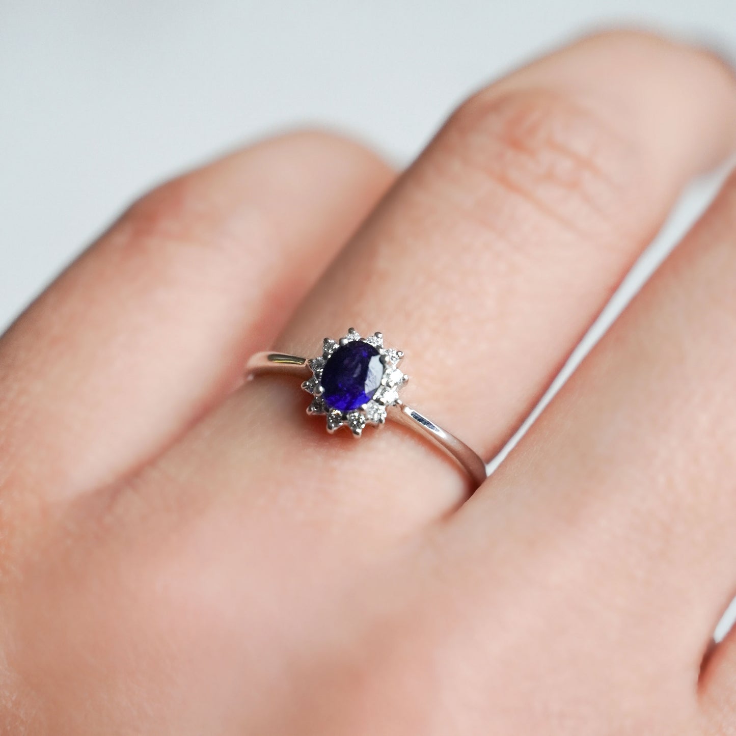 Anillo brillo imperial con zafiro y diamantes naturales en Oro18k blanco
