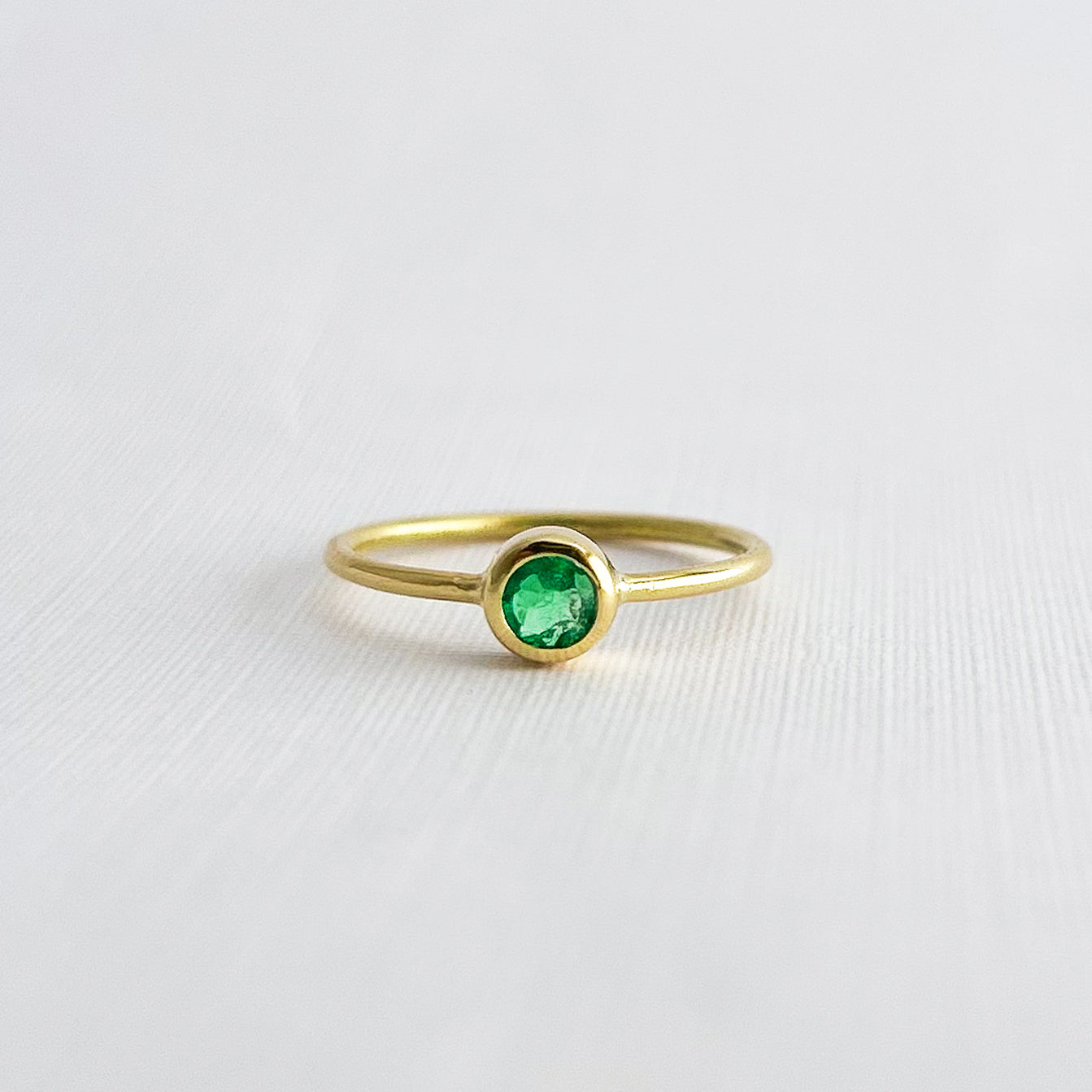 Anillo Odín Esmeralda en oro 18k