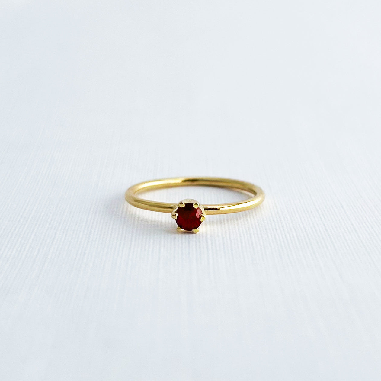 Anillo Seksar con rubí natural en oro 18k