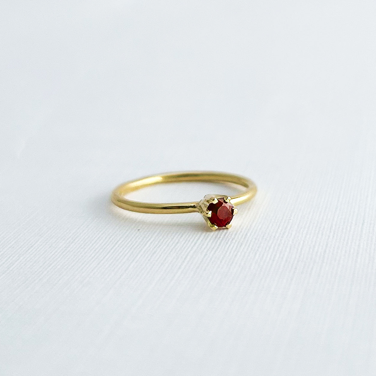 Anillo Seksar con rubí natural en oro 18k