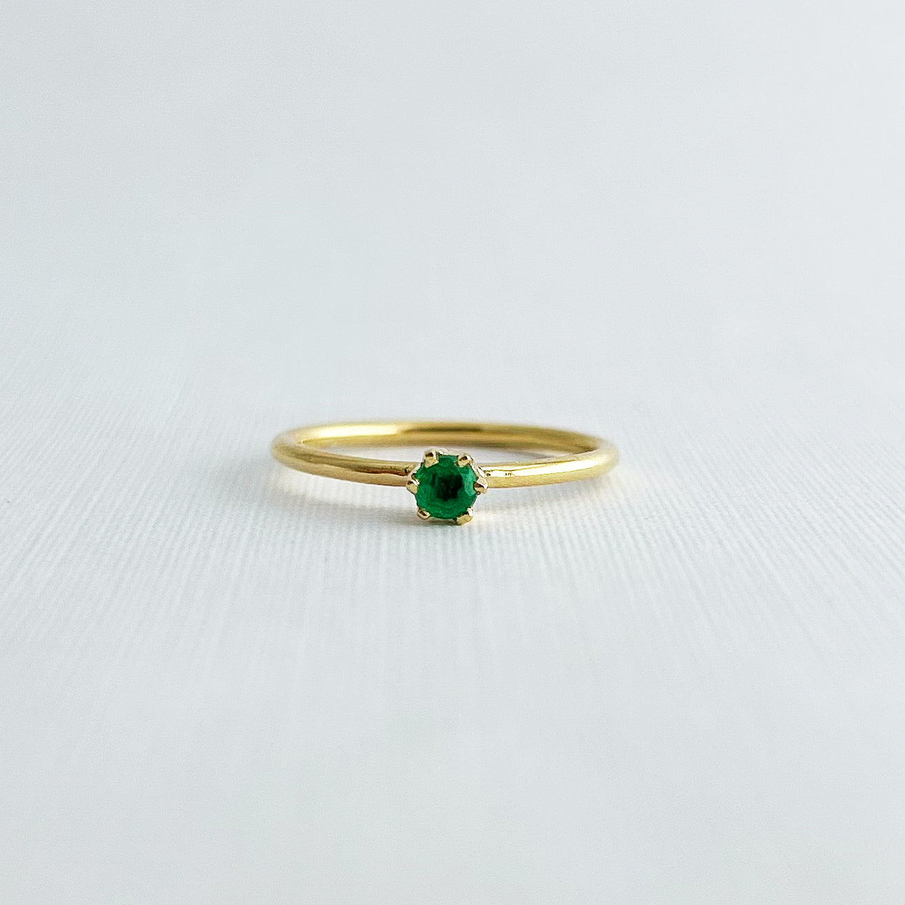 Anillo Seksar con esmeralda natural en Oro 18k