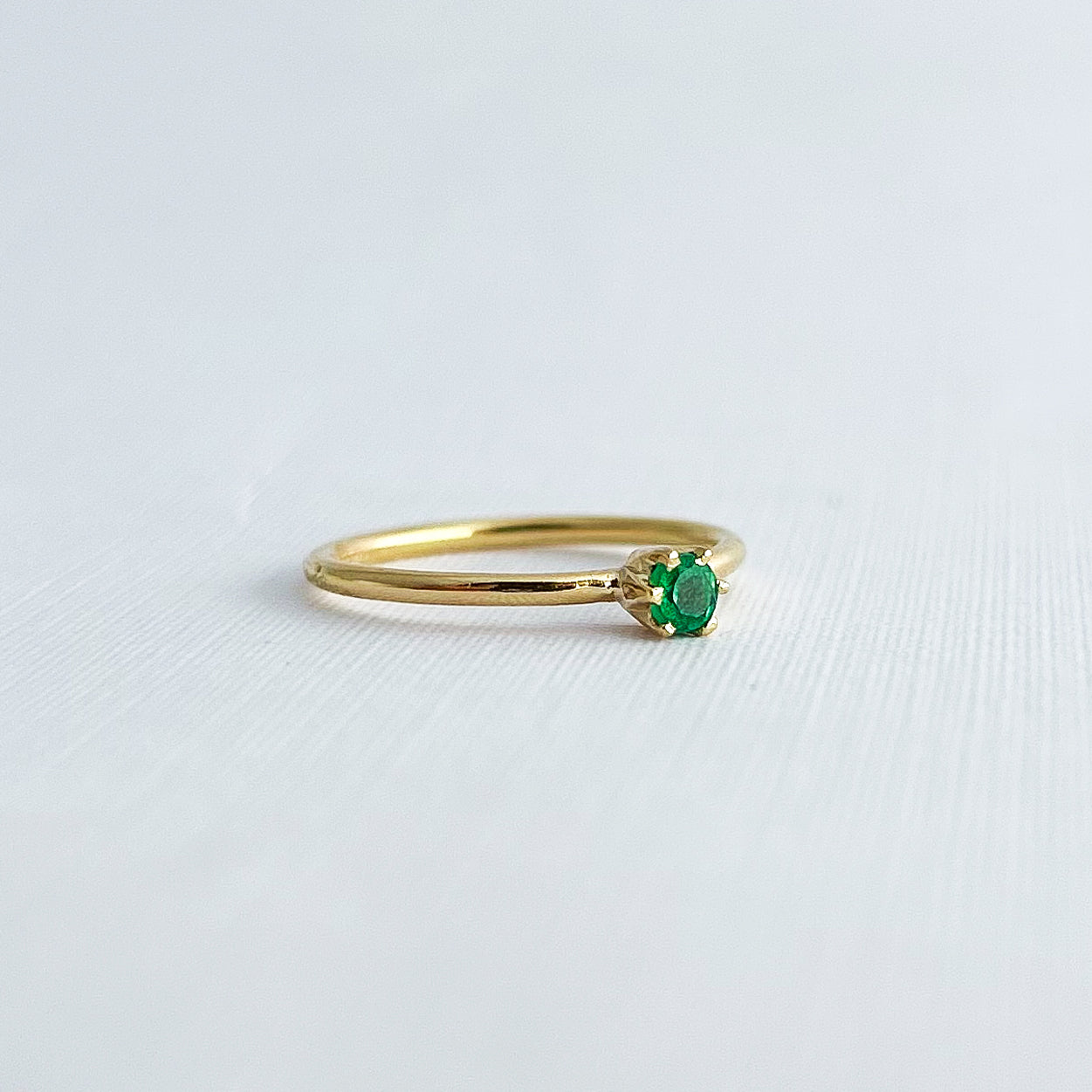Anillo Seksar con esmeralda natural en Oro 18k