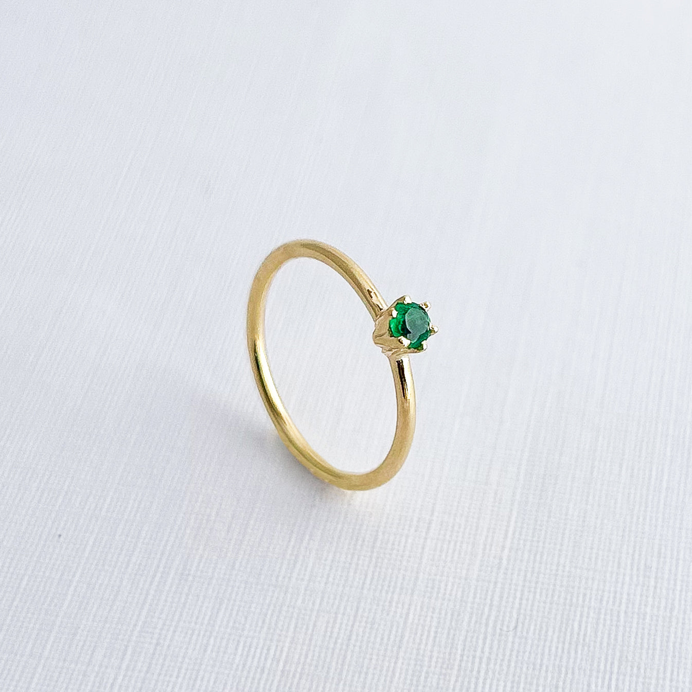 Anillo Seksar con esmeralda natural en Oro 18k