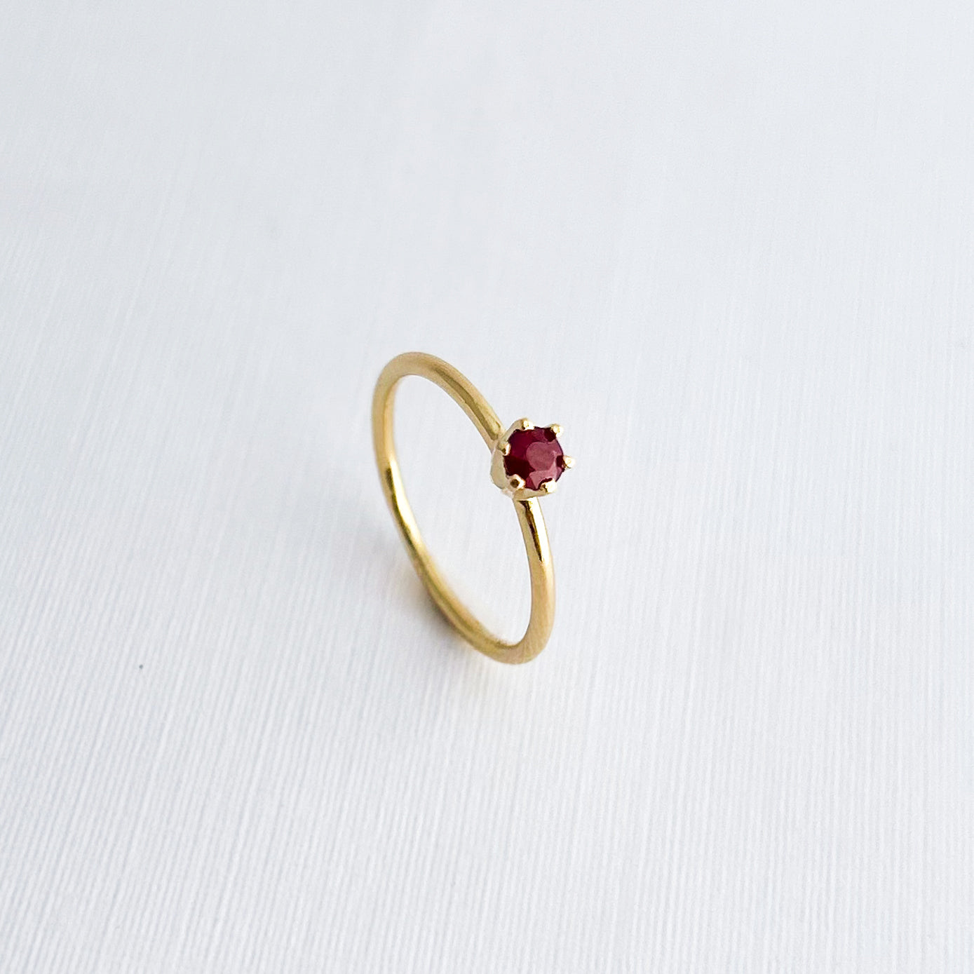 Anillo Seksar con rubí natural en oro 18k