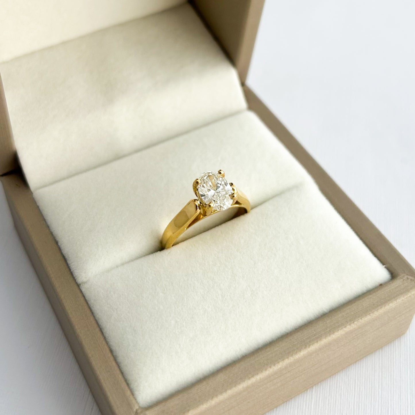 Anillo de compromiso - 22 / Diamante Oval LG 1.09 cts oro 18k
