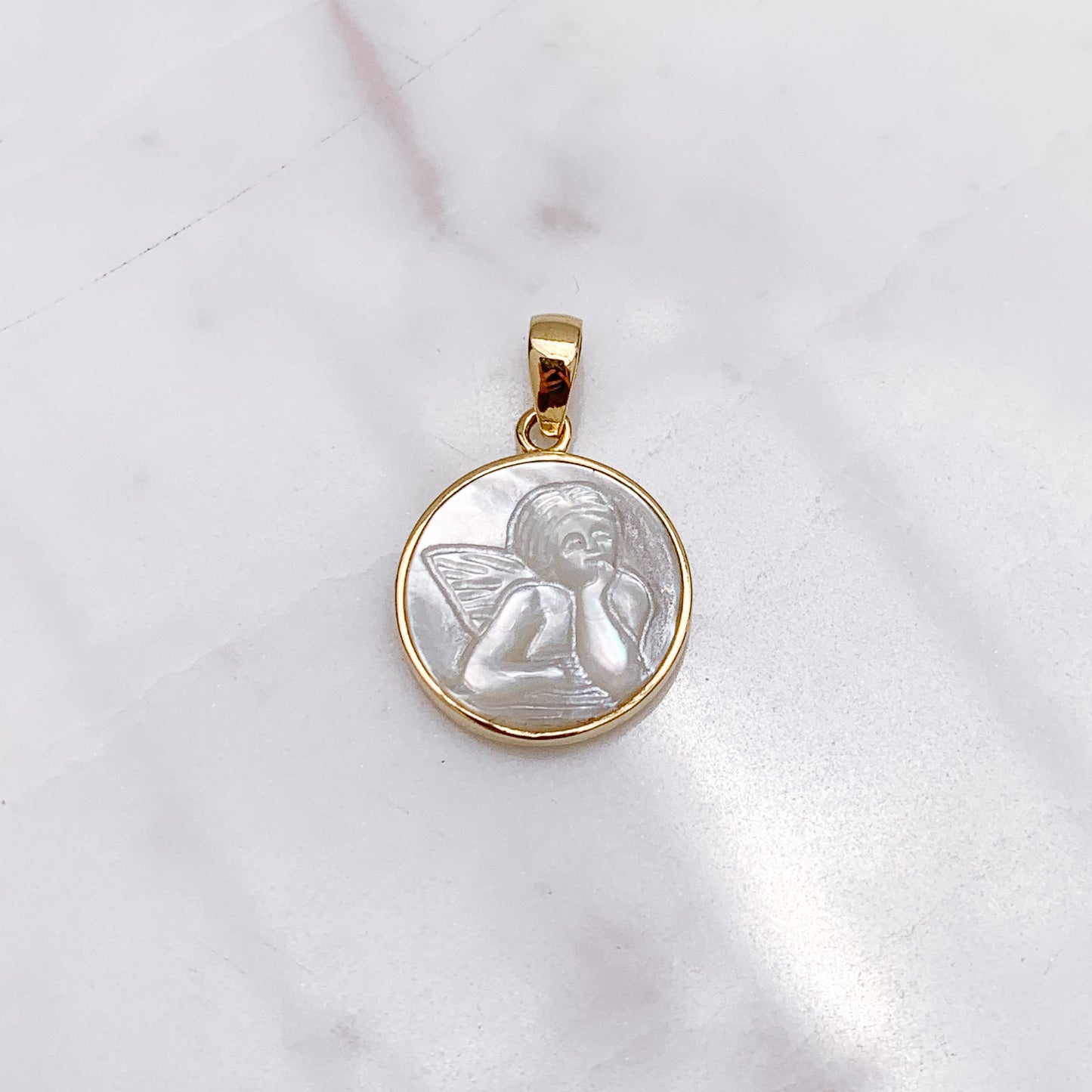 Dije de nácar con Angelito en Oro18k