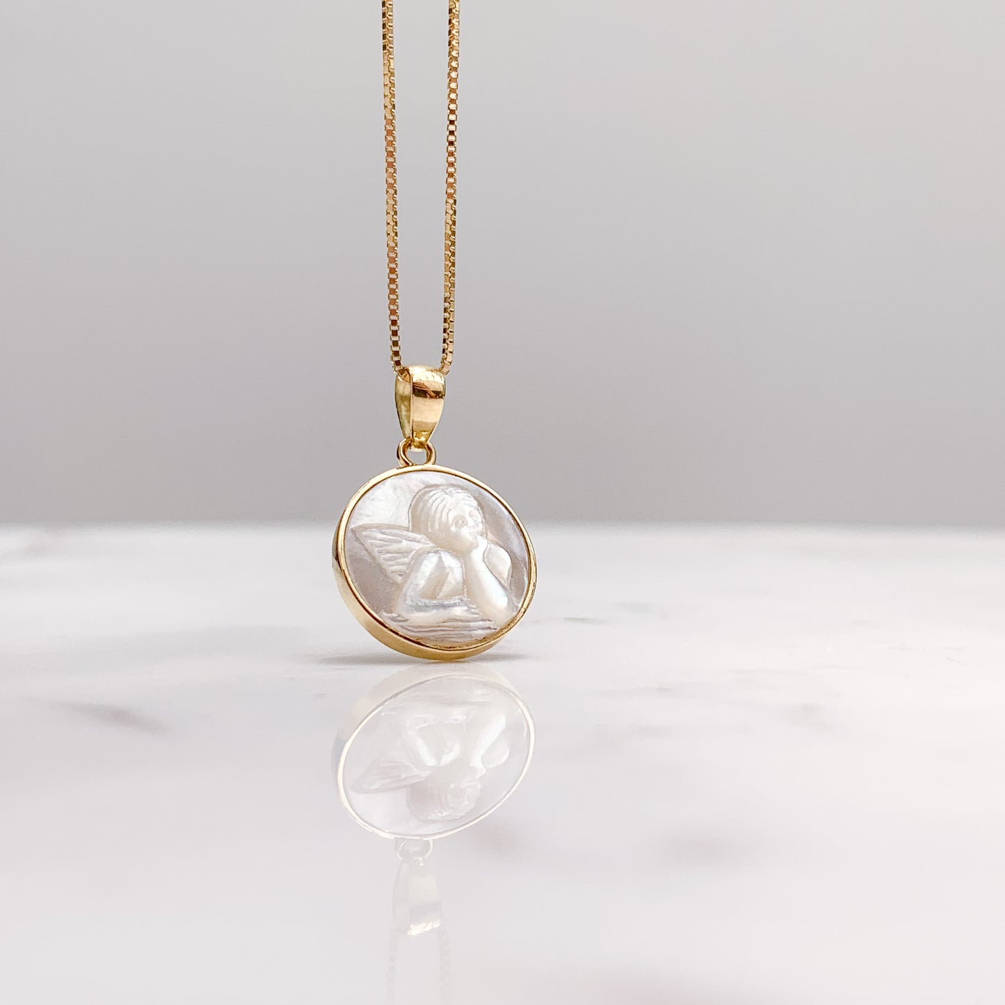 Dije de nácar con Angelito en Oro18k