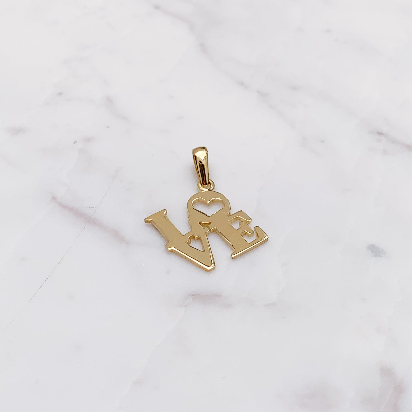 Dije LOVE en Oro 18k